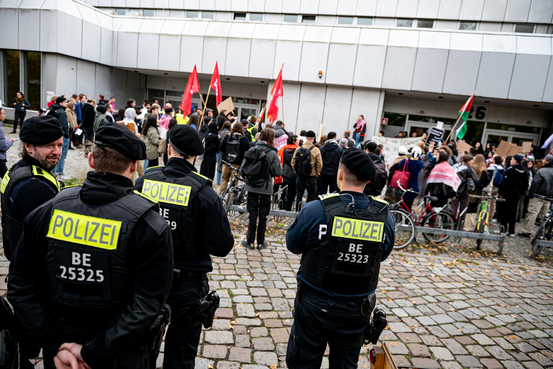 Polizei steht an einer Kundgebung für Palästina an der FU Berlin.&nbsp;