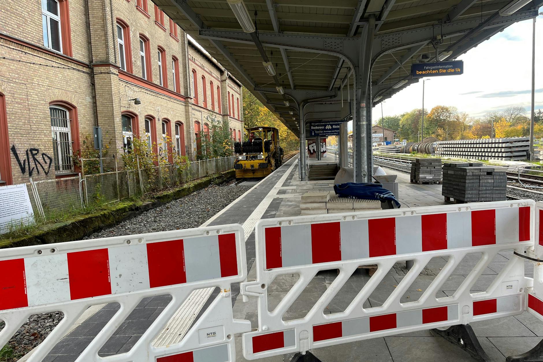 Stacja Mönchberg: Jesienią 2022 r. zdemontowany tor zostanie przeniesiony na krawędź drugiego peronu (po lewej).  Pociągi będą się tam ponownie zatrzymywać od grudnia 2024 r.