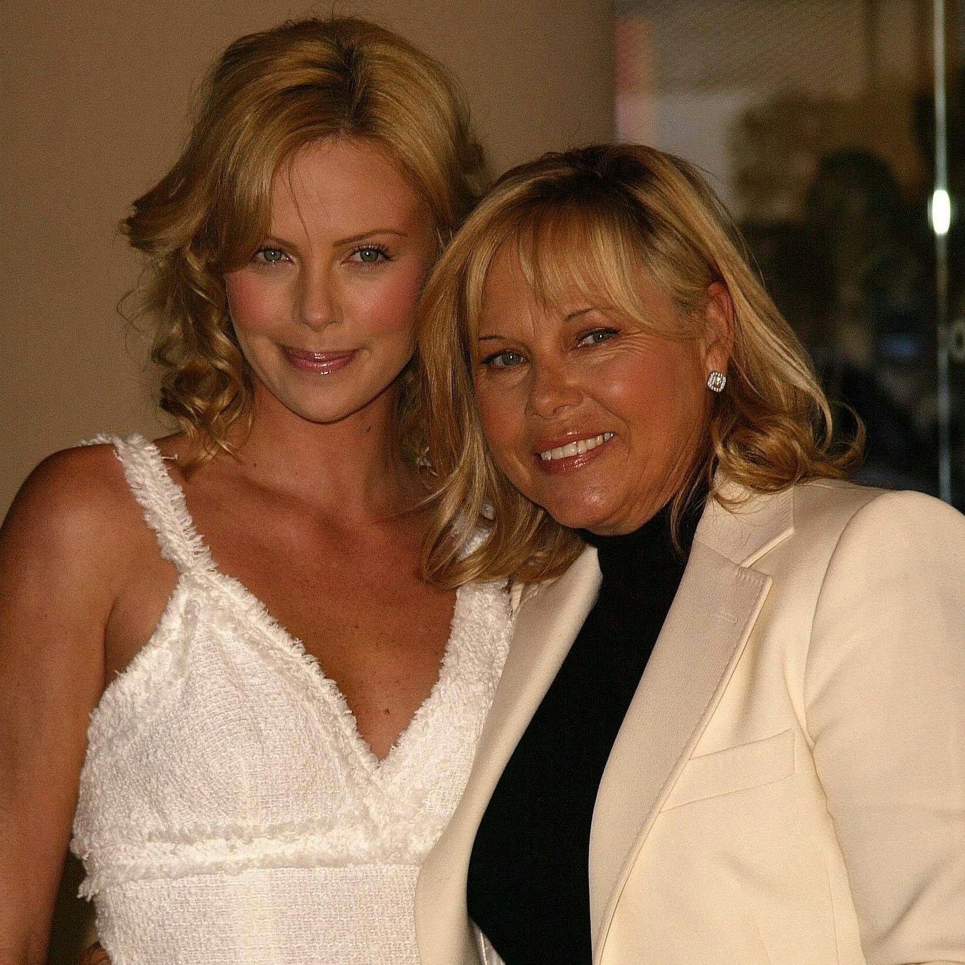 Charlize Theron mit ihrer Mutter Gerda bei einem gemeinsamen Auftritt 2004