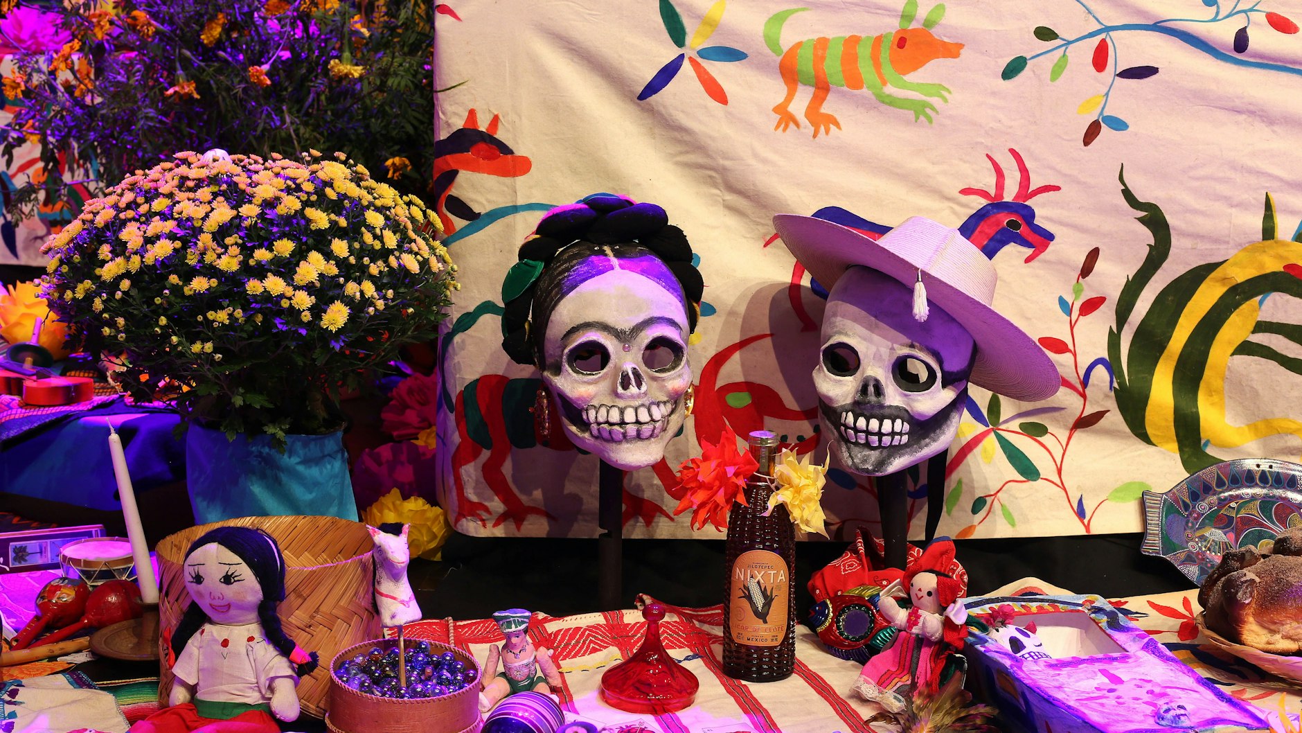 Frida Kahlo und Diego Rivera haben einen Ehrenplatz auf der Ofrenda bekommen.
