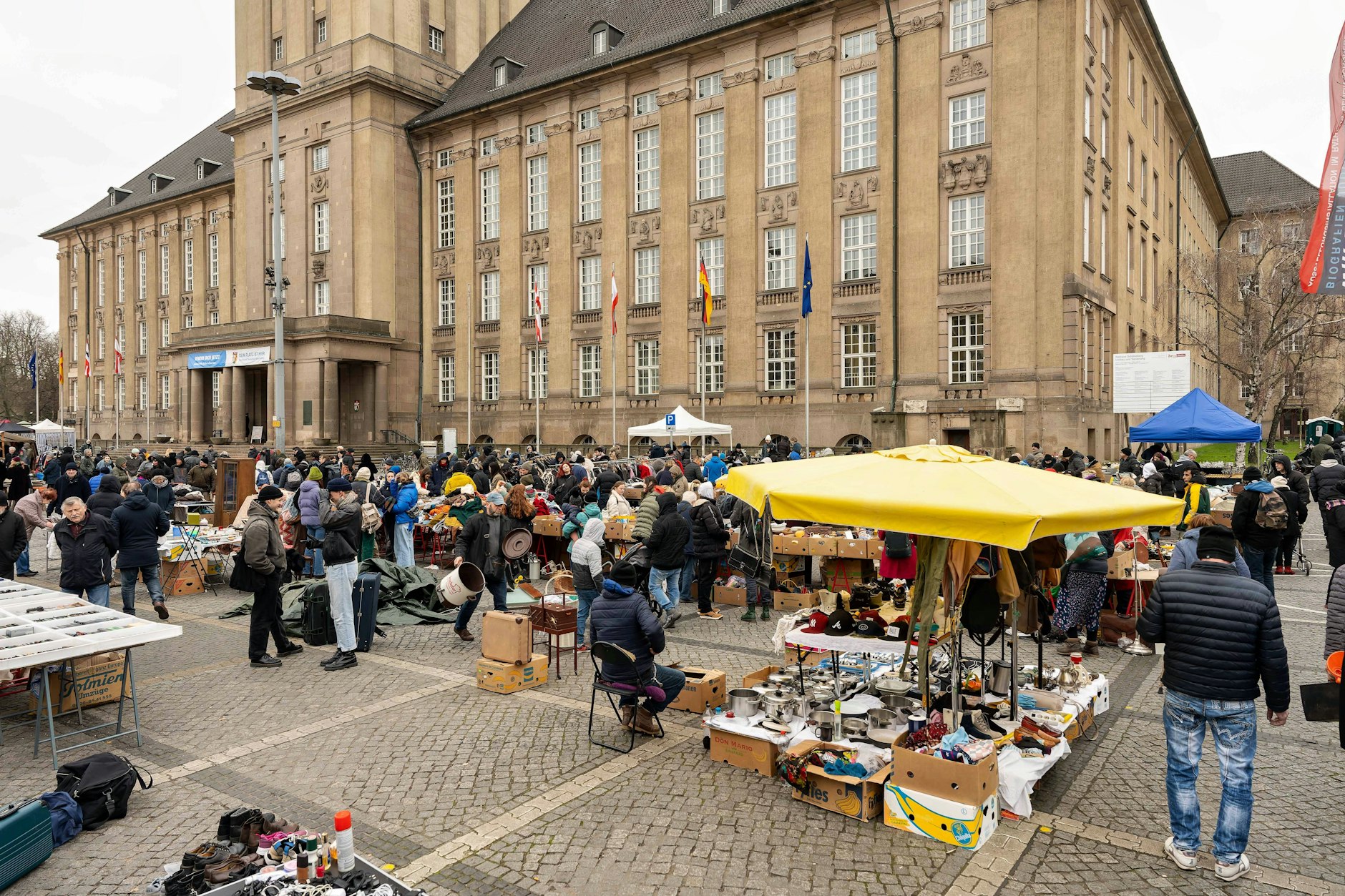 Auf dem Flohmarkt am Rathaus Schöneberg kann man am Wochenende stundenlang stöbern.