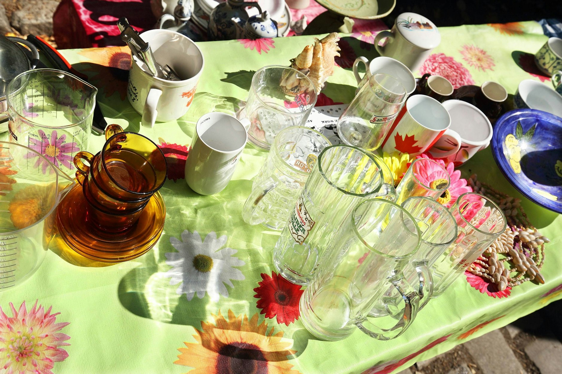 Auf dem Nowkoelln Flowmarkt am Maybuchufer gibt es unterschiedlichste Alltagsgegenstände.