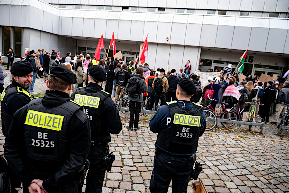 Polizisten stehen bei einer Protest-Aktion für Palästina an der FU Berlin.