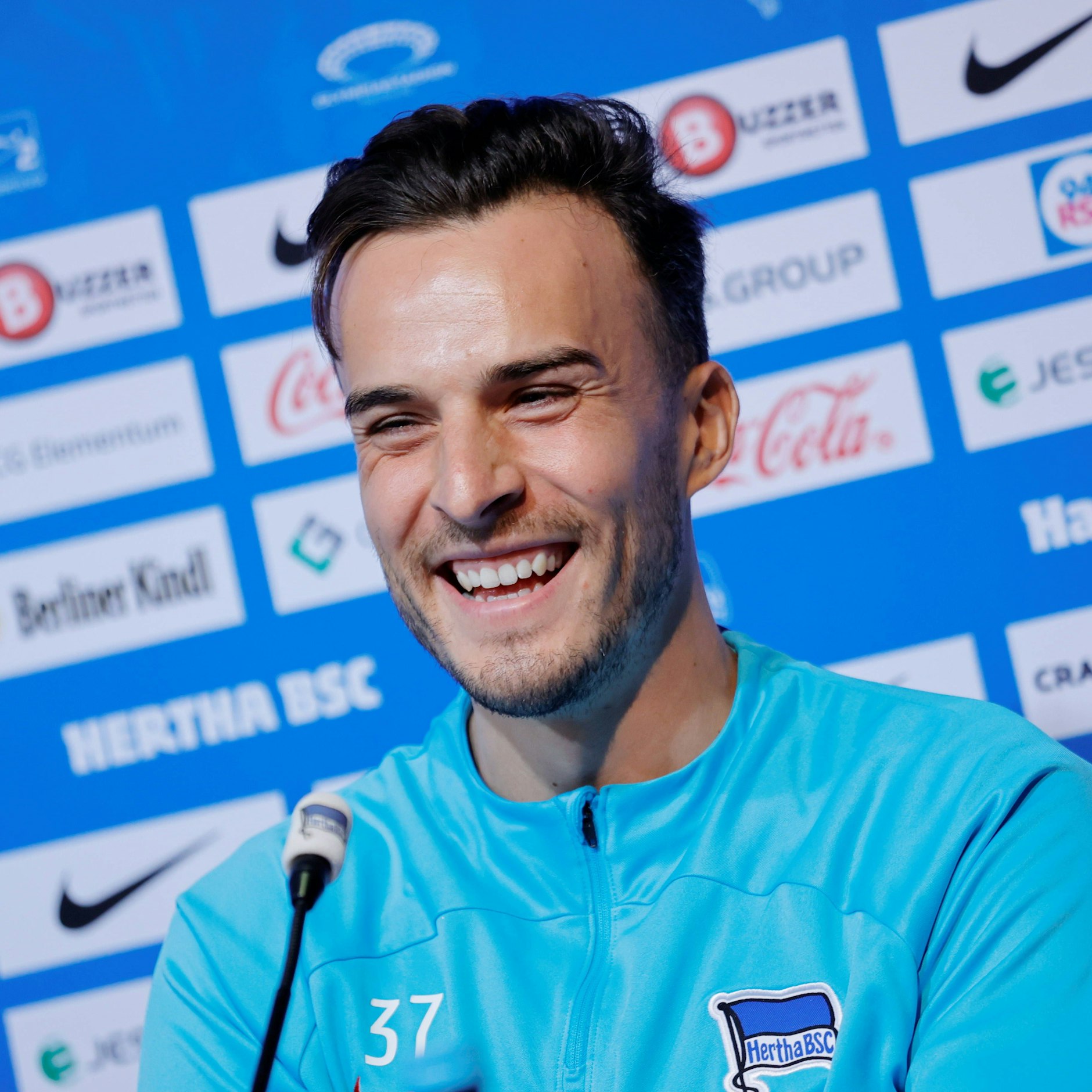 Herthas Stürmer Haris „Fluppe“ Tabakovic kommt aus dem Lachen nicht mehr raus. Jetzt ist er mit 29 Jahren Nationalspieler.