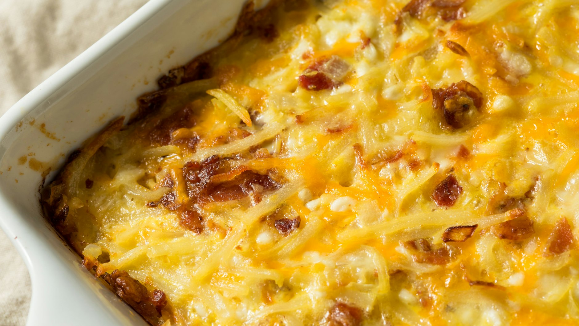Leckere Zutaten, würziger Geschmack: Dieses Rezept für Auflauf aus Kartoffeln, Eiern und Käse ist perfekt für ein gemütliches Frühstück.