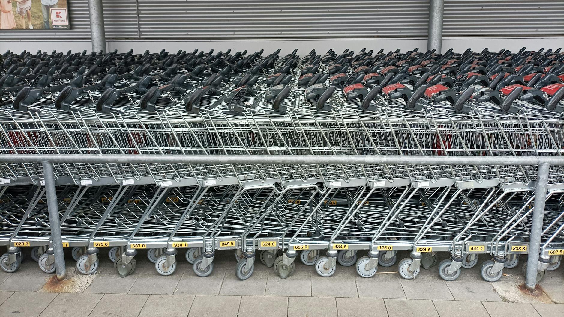 Die meisten Supermärkte und Discounter bieten ihren Kunden Einkaufswagen oder Einkaufskorb an.