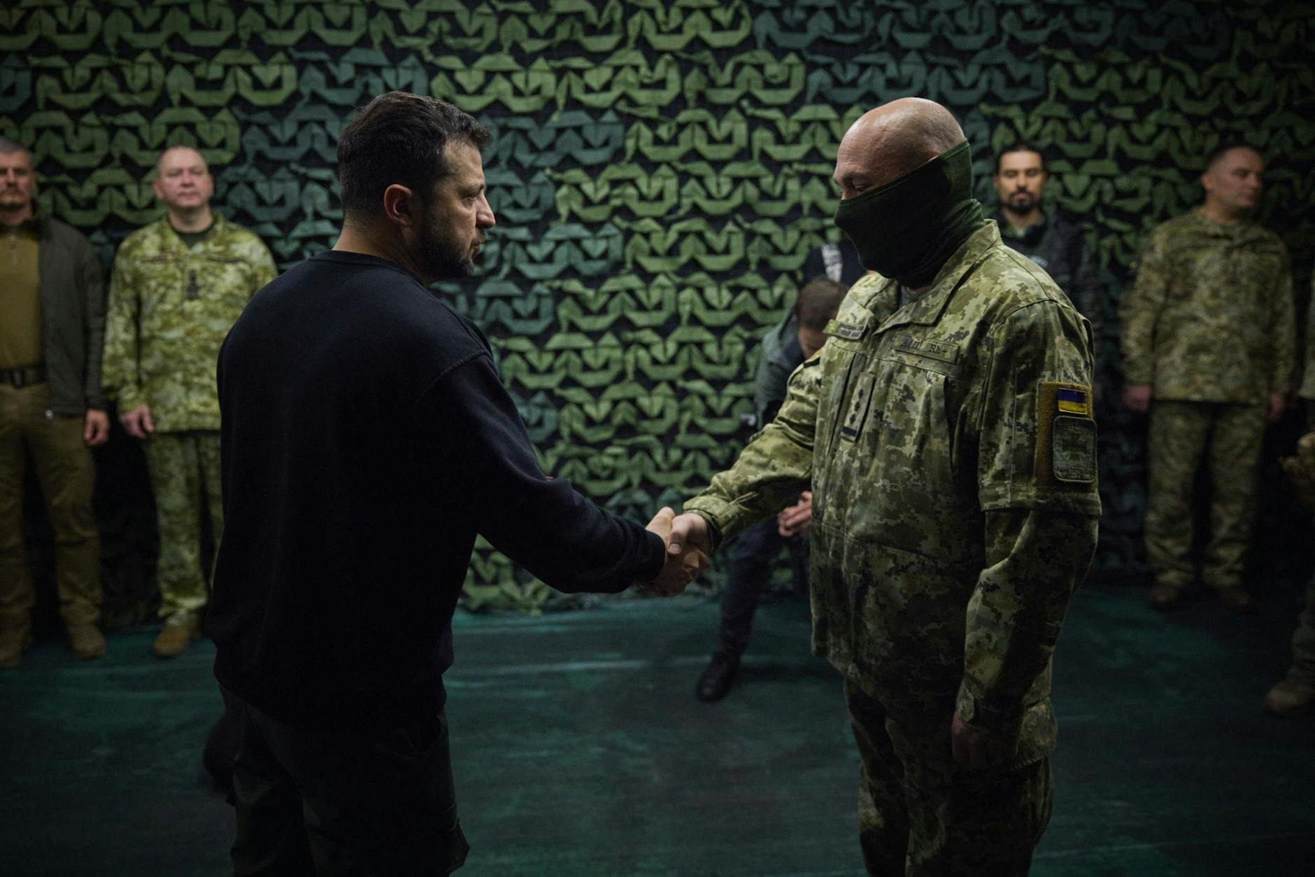 Wolodymyr Selenskyj trifft ukrainische Truppen bei einem Besuch in Mykolajiw.