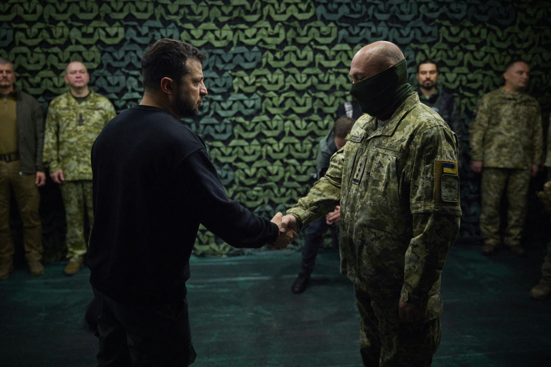 Wolodymyr Selenskyj trifft ukrainische Truppen bei einem Besuch in Mykolajiw.