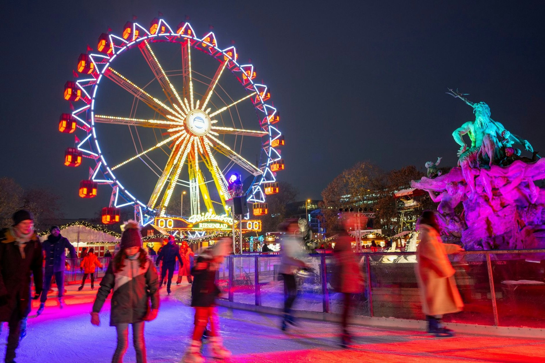 Schlittschuhlaufen gehört zu den Winterfreuden. Hier beim vergangenen Weihnachtsmarkt Berliner Weihnachtszeit am Roten Rathaus.
