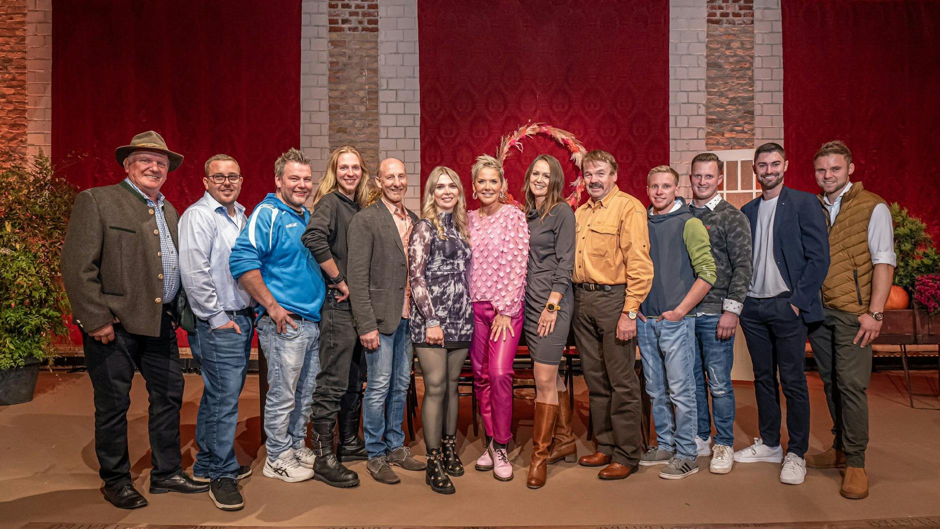 Die Kandidatinnen und Kandidaten der neuen Staffel von „Bauer sucht Frau“ – sie startet am 20. November bei RTL.