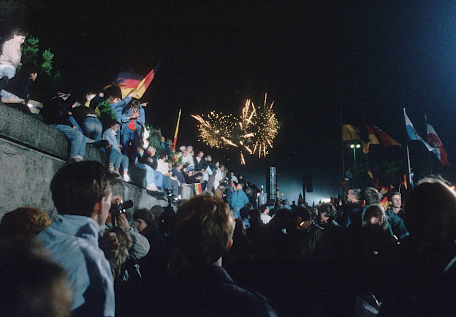 Menschen feiern am 09.11.1989 auf der Berliner Mauer. Es war eine Zeitenwende.&nbsp;