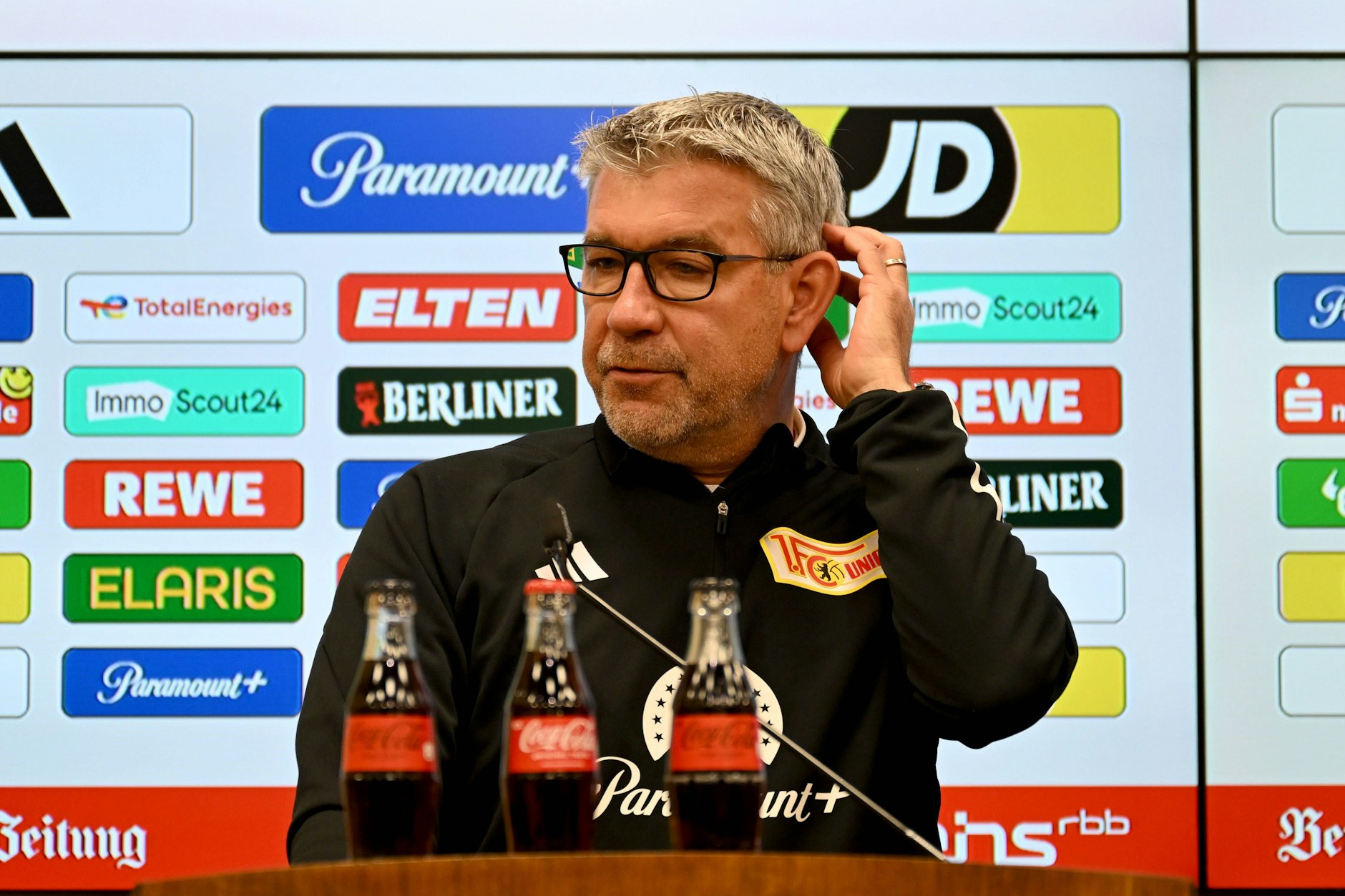 Trainer Fischer (57) freut sich über die Rückendeckung beim 1. FC Union, weiß aber auch, dass sein Team wieder gewinnen muss.