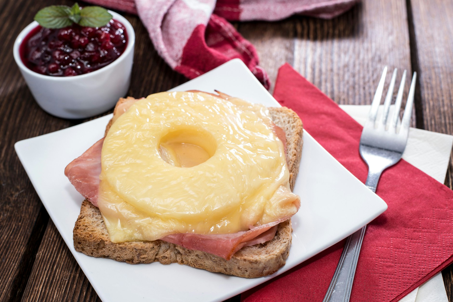 Ein goldbrauner Toast Hawaii, belegt mit Schinken, Ananas und geschmolzenem Käse.