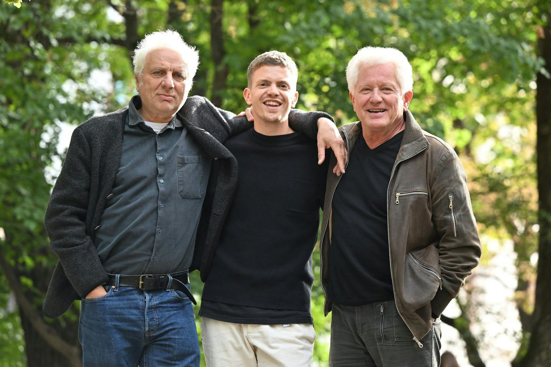 ARCHIV - Die Schauspieler Udo Wachtveitl (l-r) als Kommissar Franz Leitmayr, Ferdinand Hofer als Kalli Hammermann und Miroslav Nemec als Kommissar Ivo Batic.