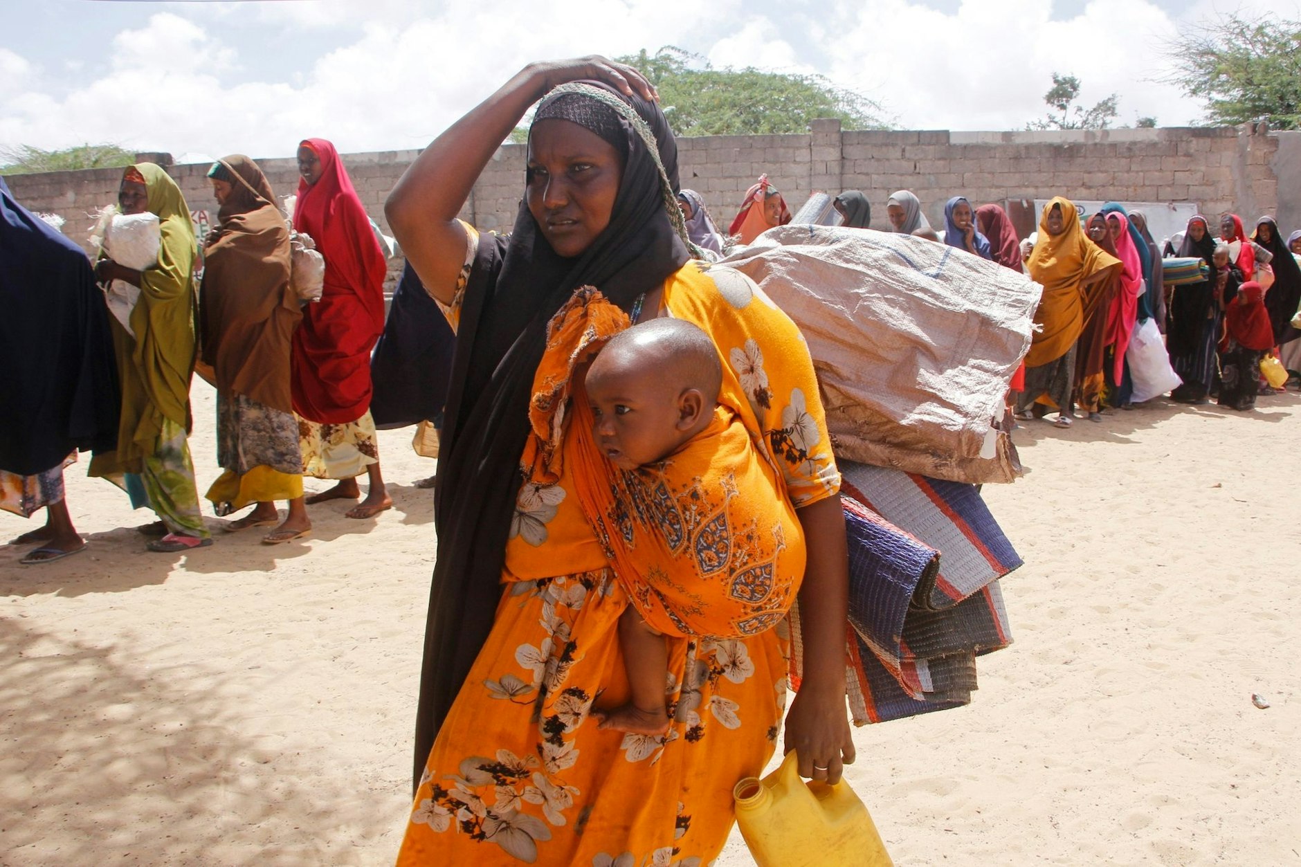 ARCHIV - Menschen, die vor einer Dürre geflohen sind, in einer behelfsmäßigen Unterkunft für Vertriebene in Mogadischu (Somalia).  