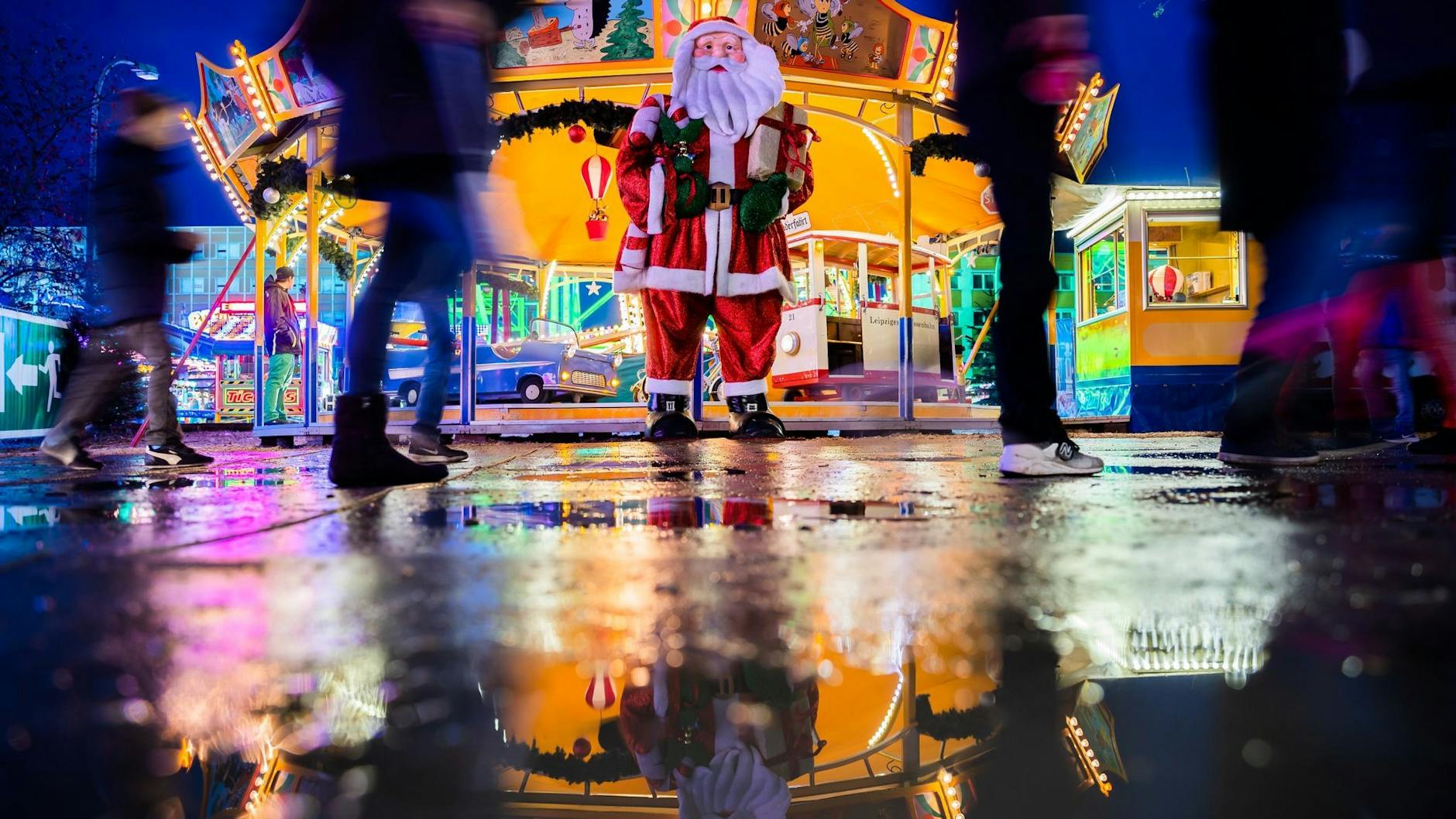 Der Winterzauber in Berlin-Lichtenberg ist nach Veranstalterangaben der erste Weihnachtsmarkt in Deutschland, der in diesem Jahr eröffnet wird. 