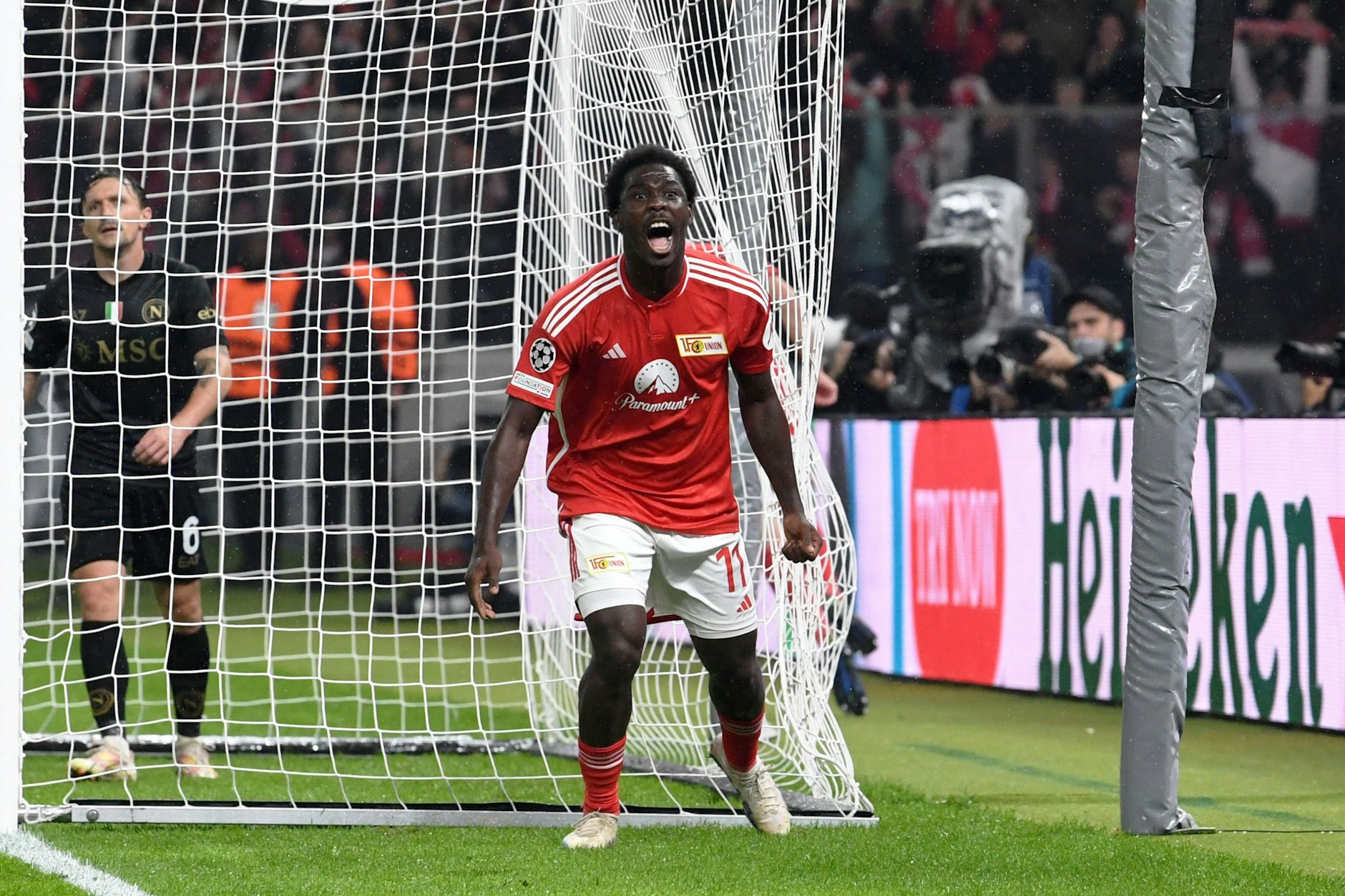 Leider zu früh gefreut: David Fofana jubelte bereits über seine Vorlage und das Tor von Janik Haberer gegen Neapel. Der Angreifer des 1. FC Union stand aber zuvor im Abseits.&nbsp;