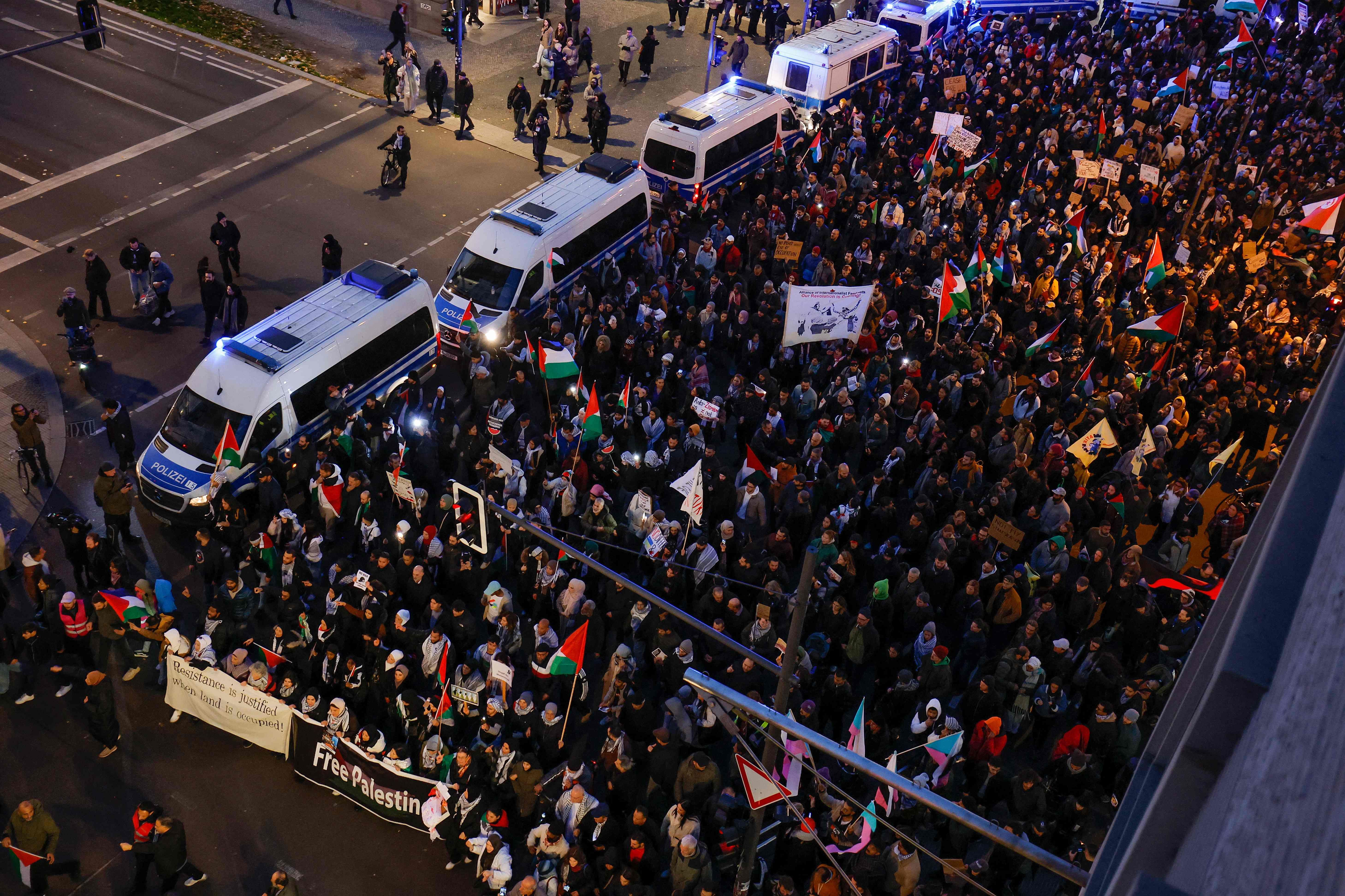 Newsblog: 8500 Menschen Bei Pro-Palästina-Demo In Berlin, Kugelbombe ...