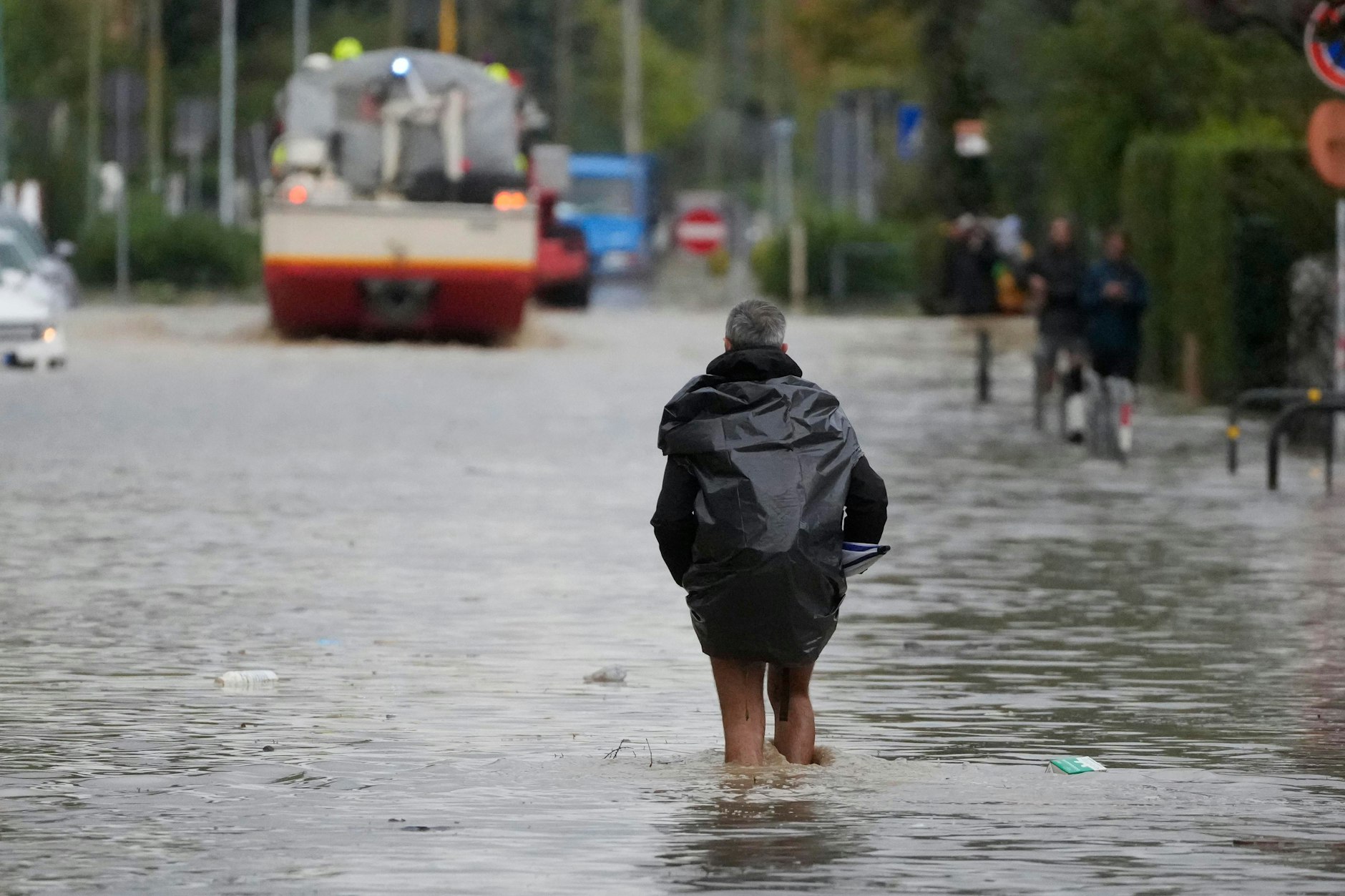 Campi di Bisenzio: Ein Mann bahnt sich seinen Weg auf einer überfluteten Straße. 