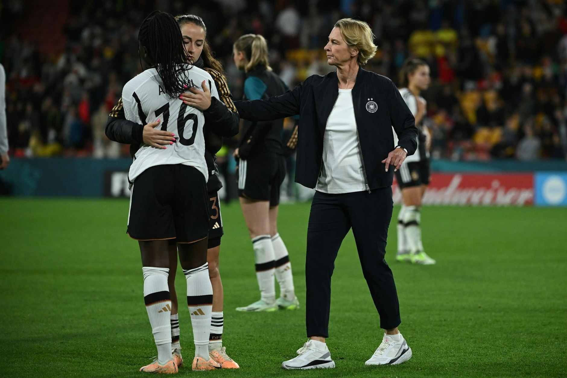 Trost nach dem WM-Aus: Nicole Anyomi, Sara Däbritz und Trainerin Martina Voss-Tecklenburg.  