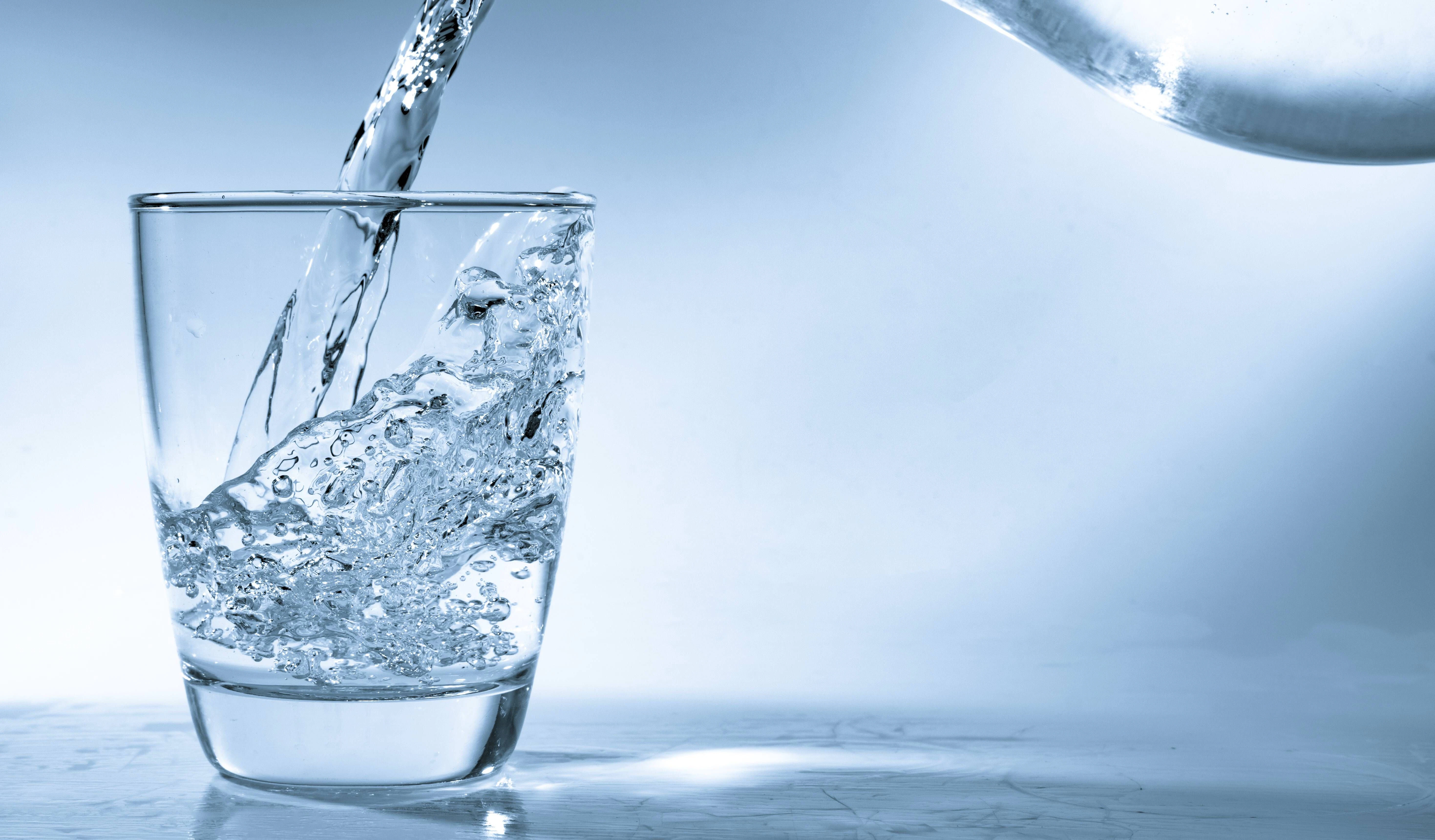 Täglich 2 Liter Wasser trinken? Studie entlarvt Irrtümer!