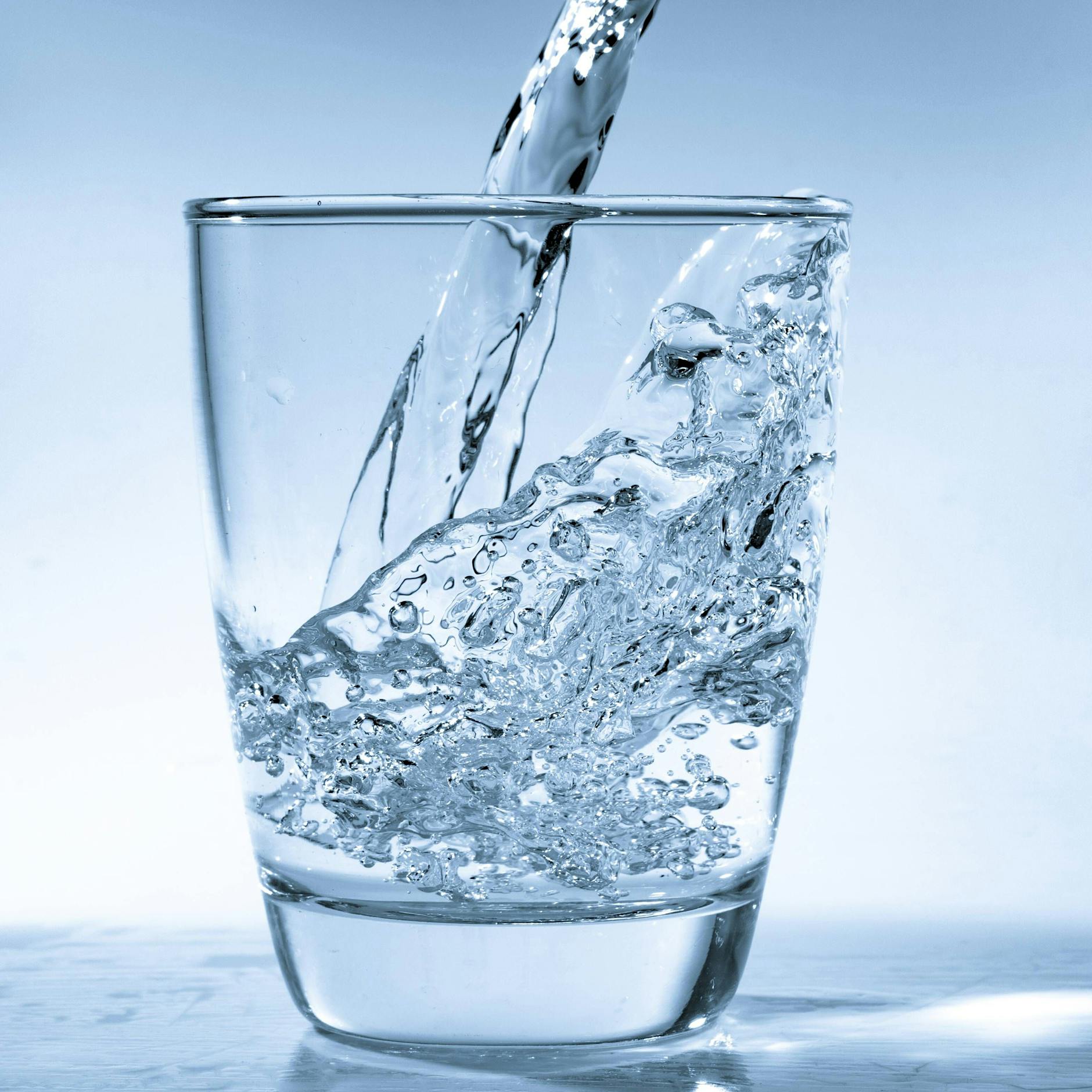 Täglich 2 Liter Wasser trinken? Studie entlarvt Irrtümer!