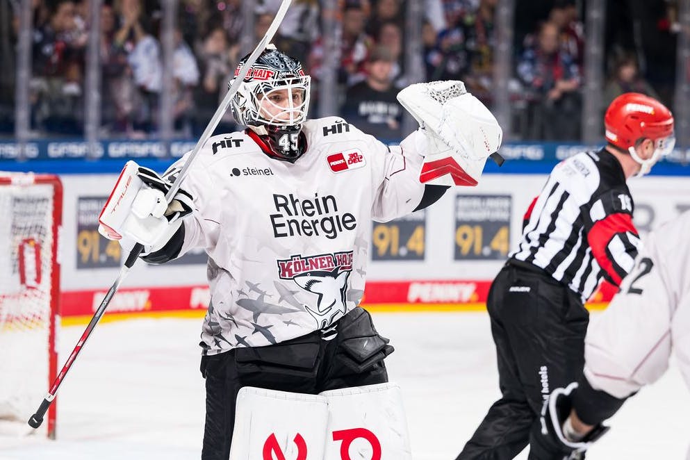 Ex-Eisbär Tobias Ancicka jubelt nach seiner tollen Leistung für die Kölner Haie, mit der er die Eisbären mächtig nervte.