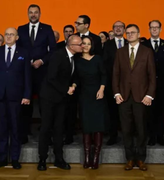 Peinlich: Kuss-Attacke auf Annalena Baerbock – so reagiert die Ministerin