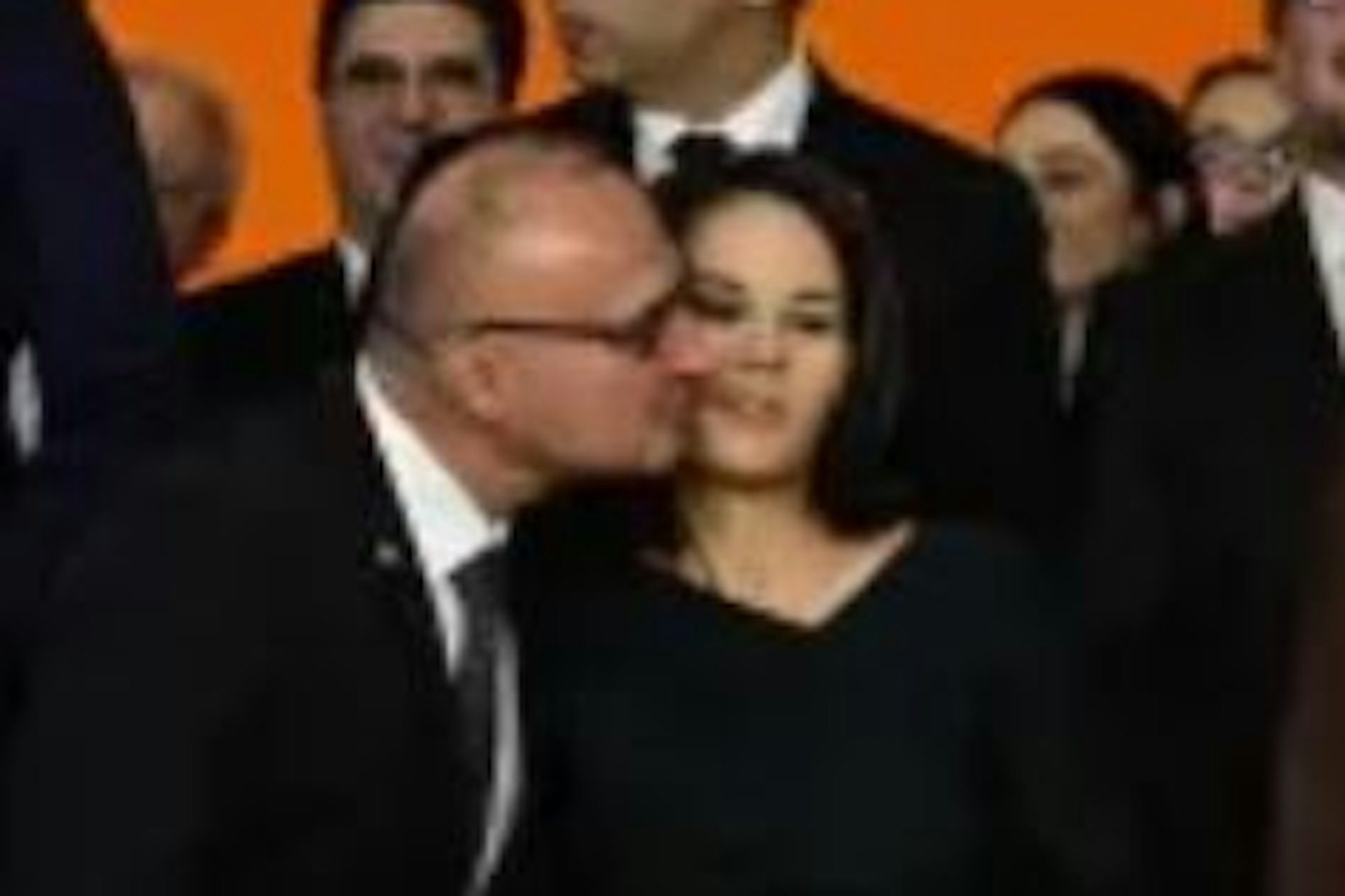 Die peinliche Kuss-Attacke: Baerbock dreht den Kopf zur Seite, ihr kroatischer Kollege streift nur ihre Wange.