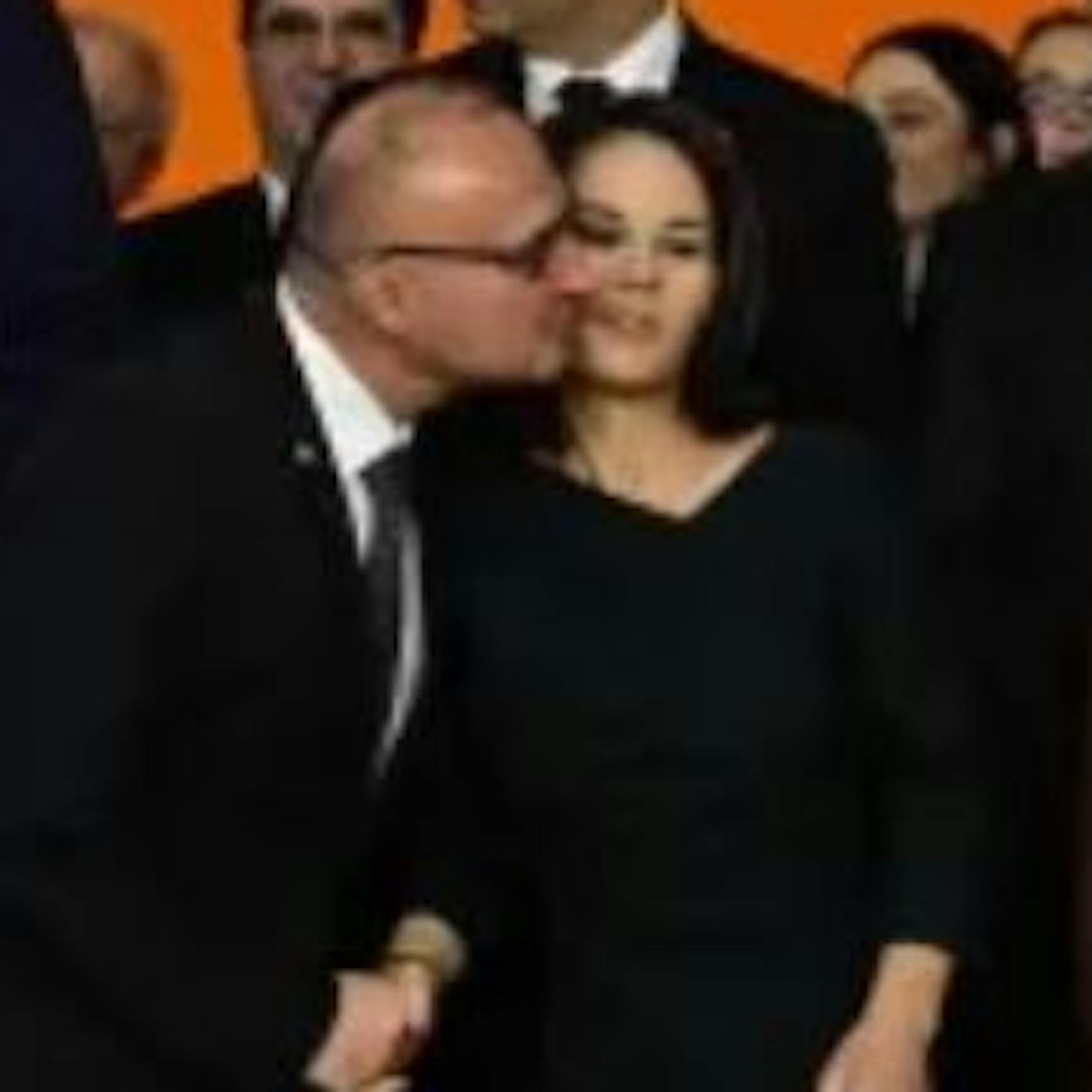 Peinlich: Kuss-Attacke auf Annalena Baerbock – so reagiert die Ministerin