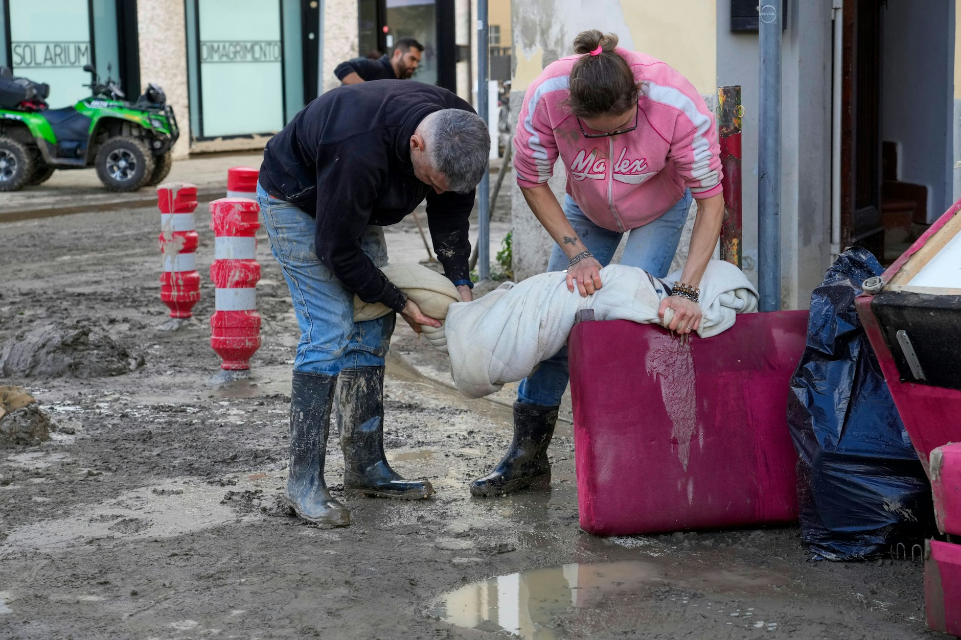 Campi di Bisenzio: Menschen retten ihre Habseligkeiten aus ihren von Schlamm überfluteten Häuser.