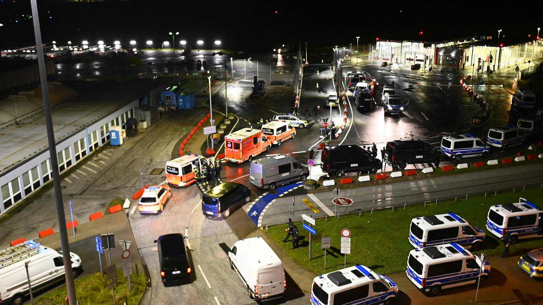 Überall sind rund um den Flughafen Polizeiwagen postiert.