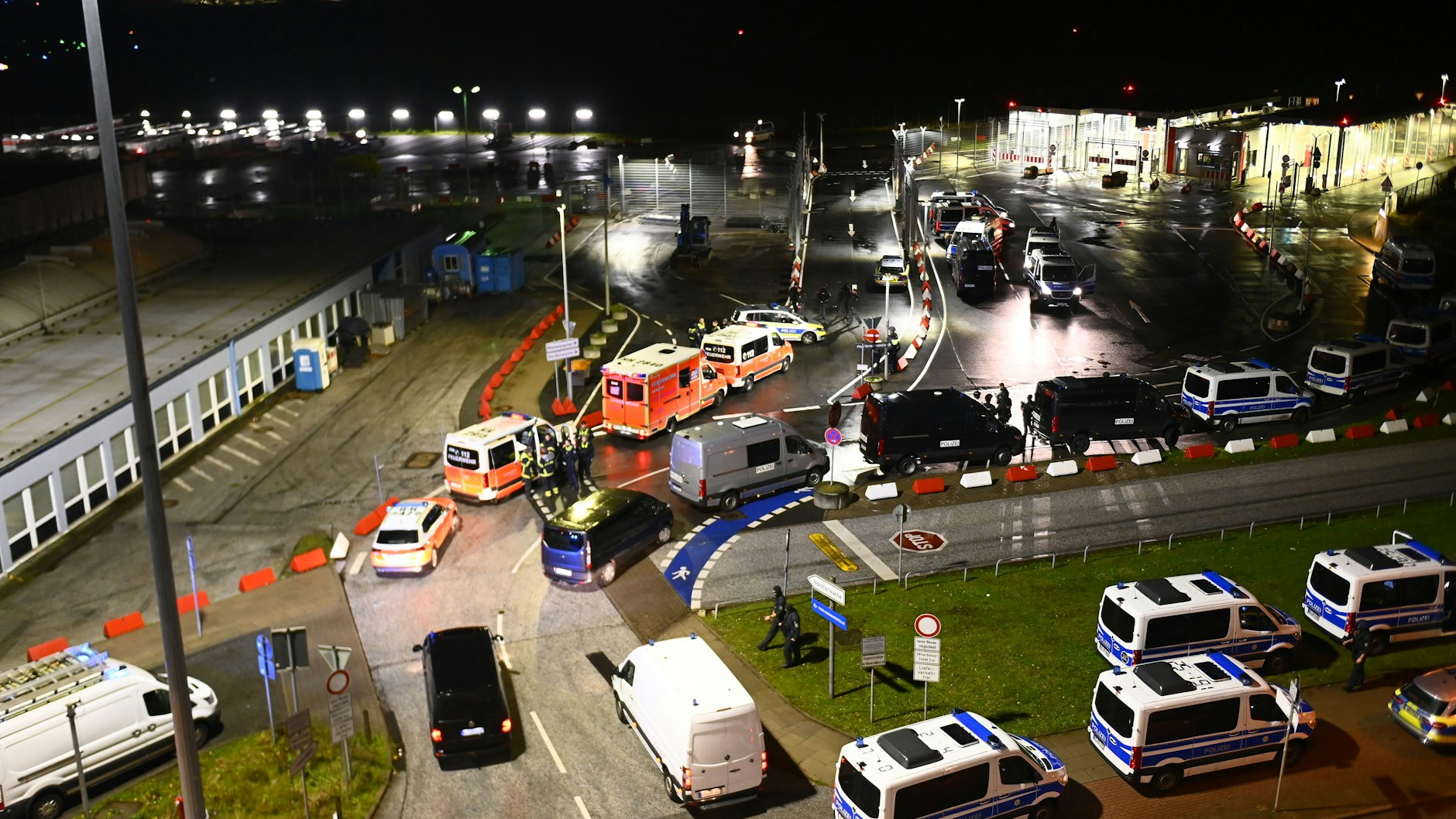 Überall sind rund um den Flughafen Polizeiwagen postiert.