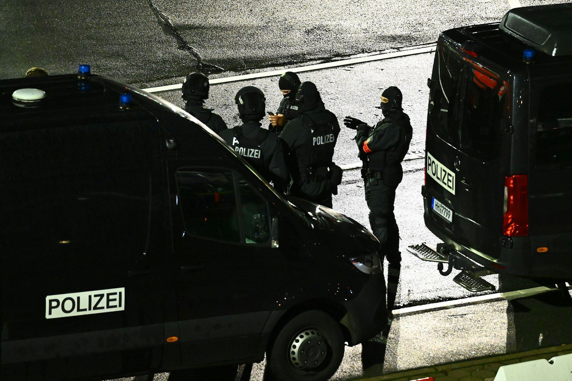 Polizisten stehen am Samstag am Rande des Flughafengeländes.