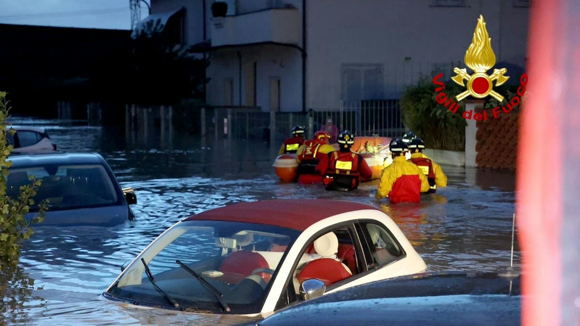 Eine überschwemmte Straße, in der zahlreiche Autos unter Wasser stehen, in Lamporecchio.