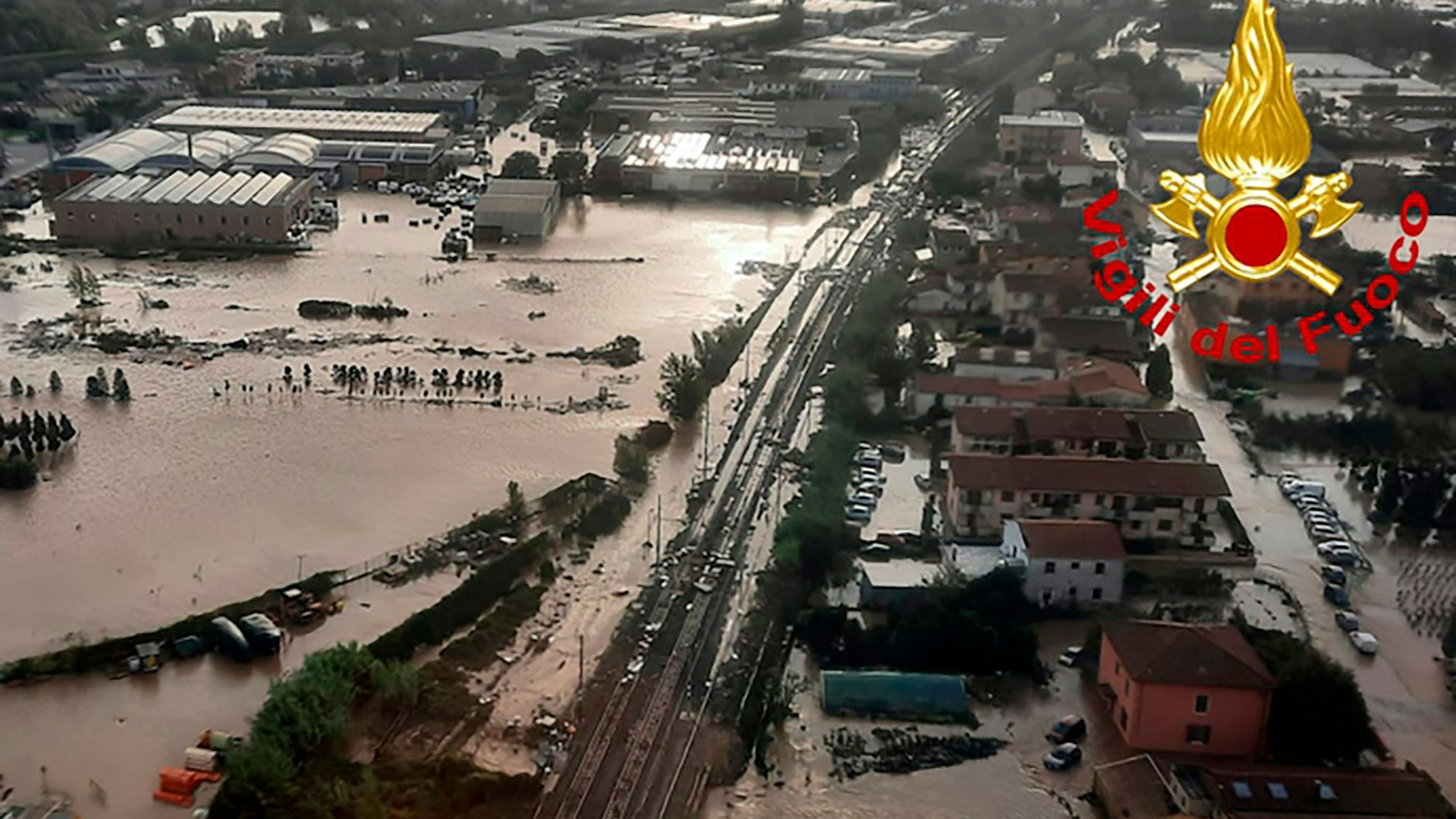 Dieses von der italienischen Feuerwehr veröffentlichte Bild zeigt eine Luftaufnahme des Gebiets von Prato nach den Überschwemmungen. 
