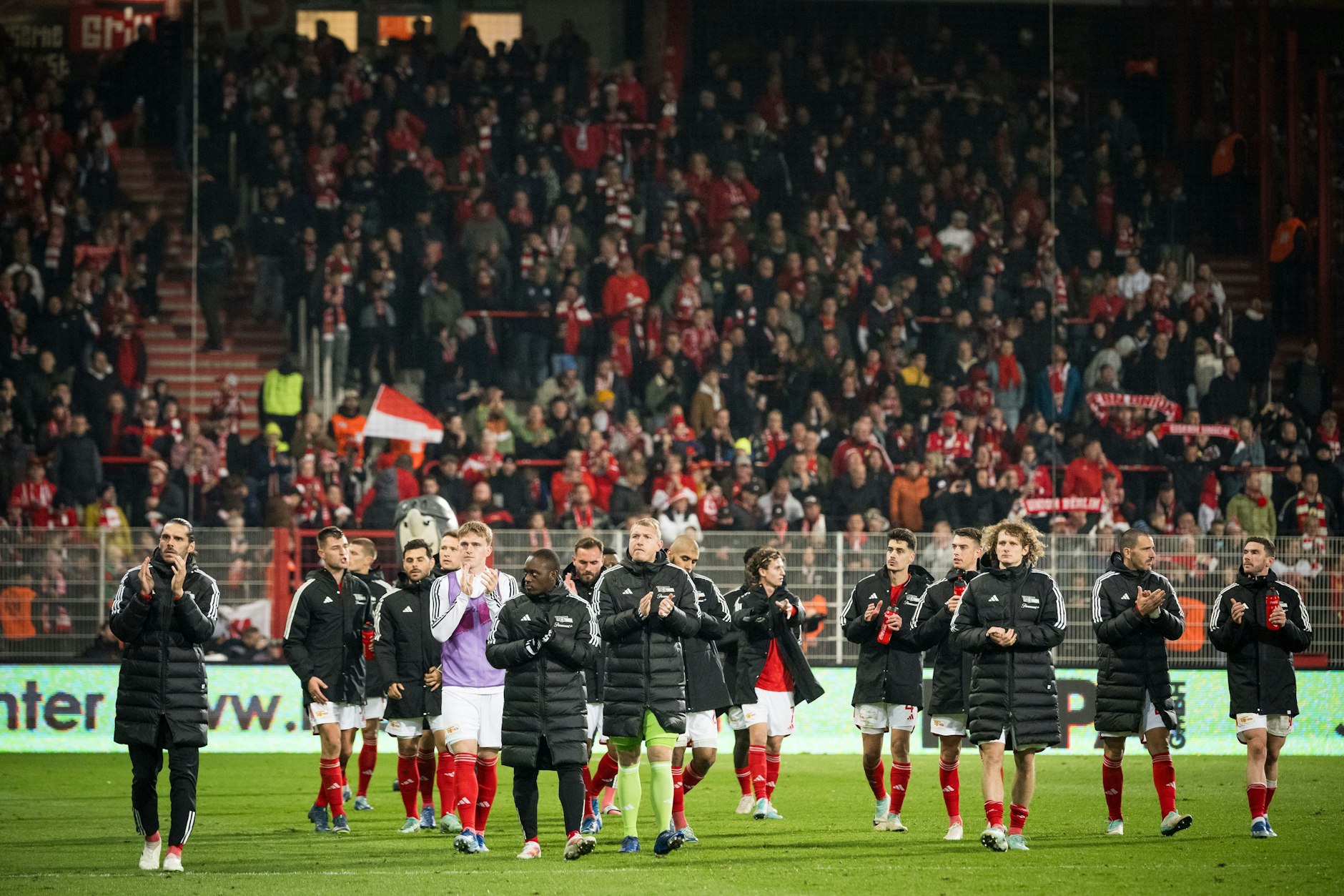 Die Spieler des 1. FC Union können momentan nur ihren tollen Fans Beifall klatschen.