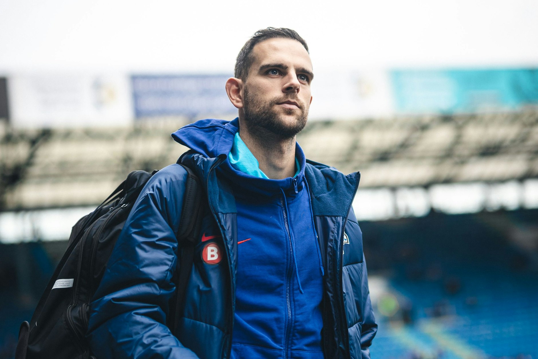 Torwart Marius Gersbeck betritt das Ostseestadion in Rostock. Zum ersten Mal ist er im Profikader dabei.