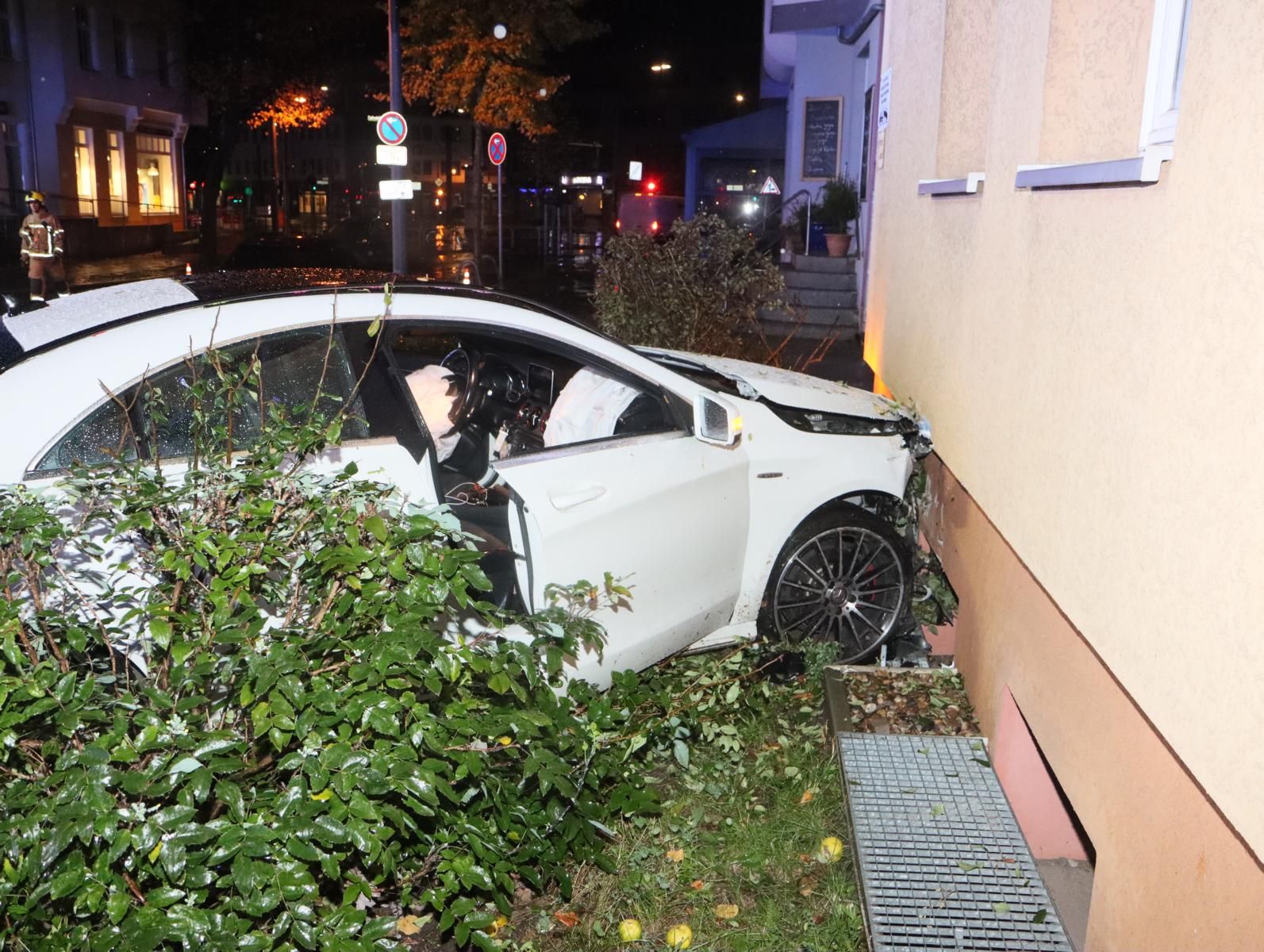 Crash statt Fete: Partymäuse brettern mit Proll-Mercedes gegen Wand