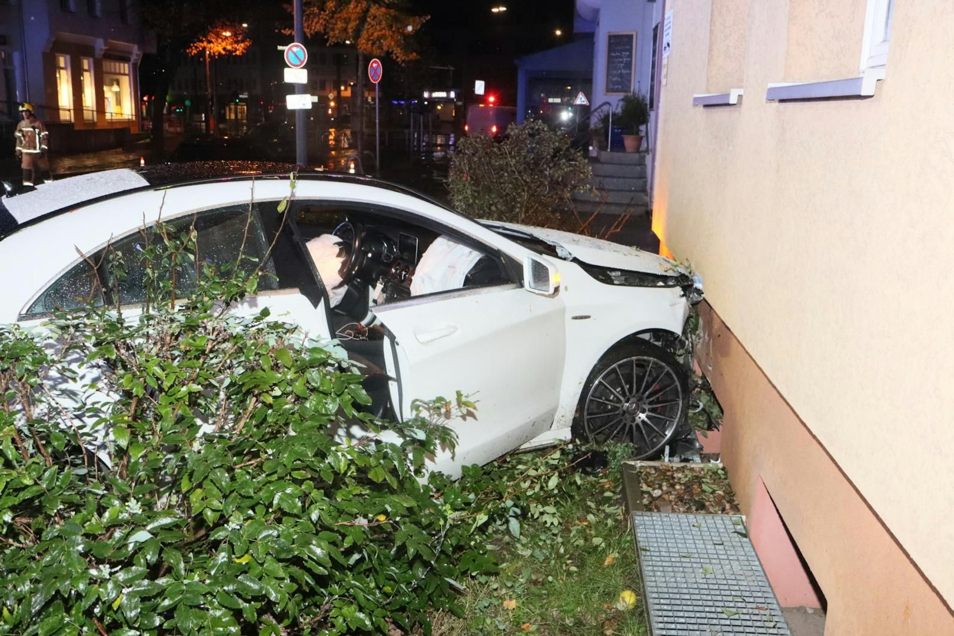 Die junge Frau fuhr mit dem Fahrzeug erst gegen ein geparktes Auto. Die Fahrt endete an einer Hauswand.