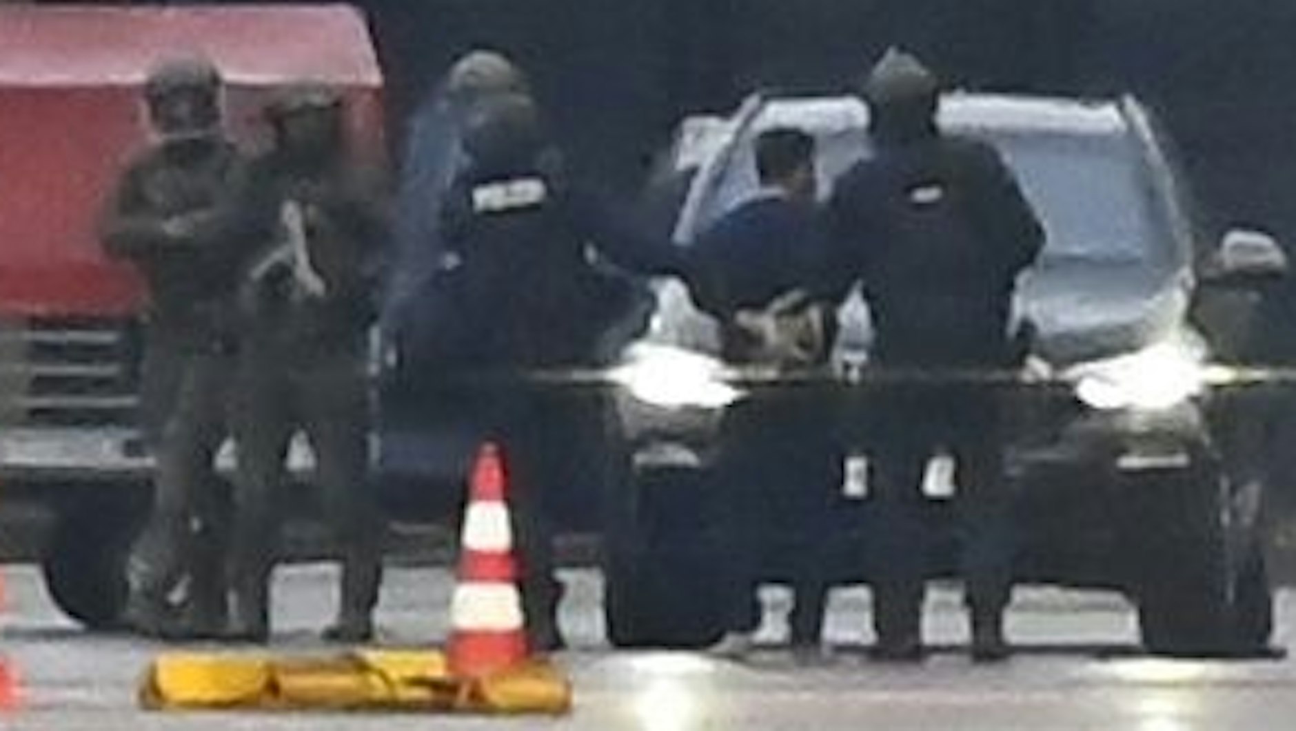 Der Täter wird auf dem Flughafen von der Polizei weggeführt.