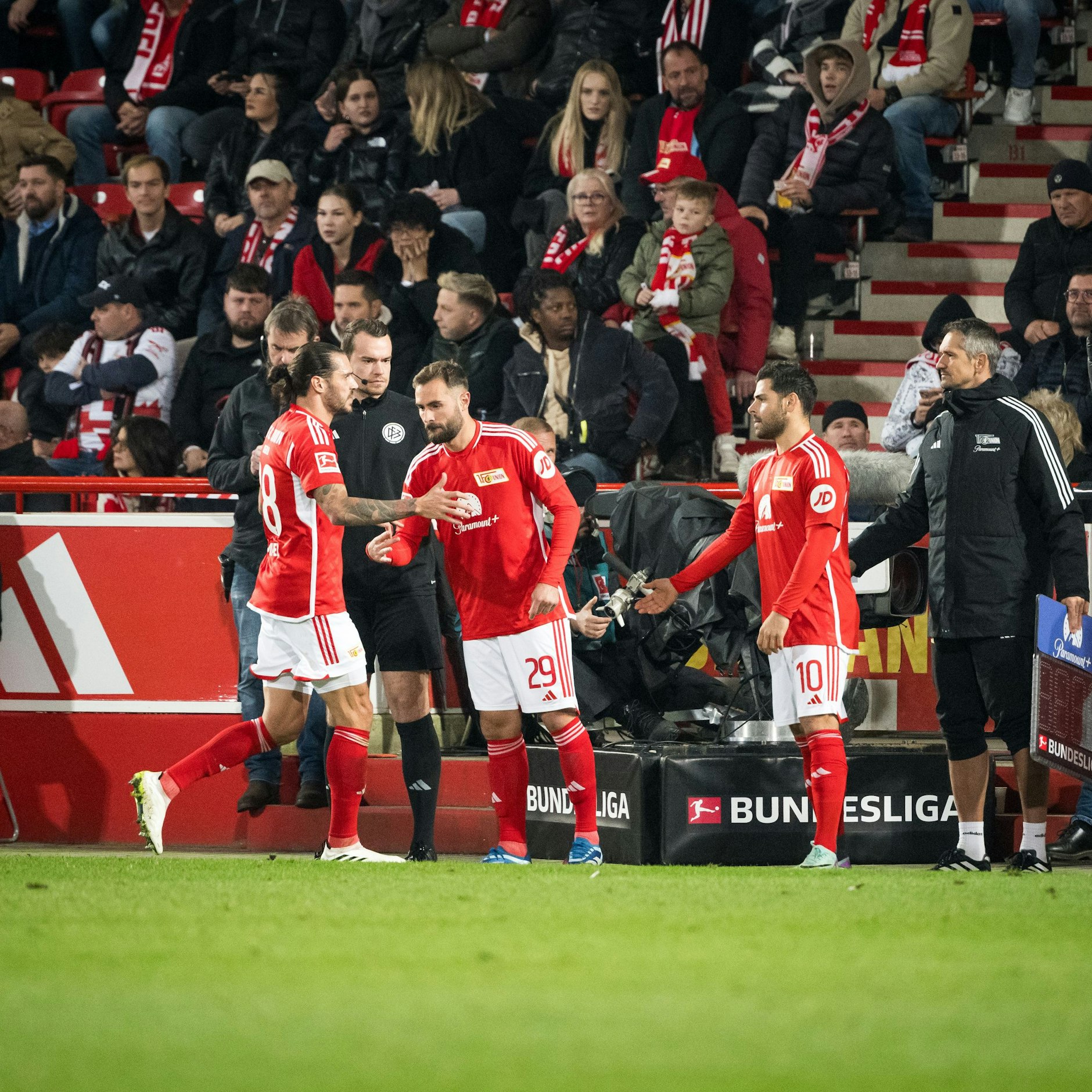 Kapitän Christopher Trimmel klatscht bei seiner Auswechslung mit den Neuzugängen Lucas Tousart und Kevin Volland ab.