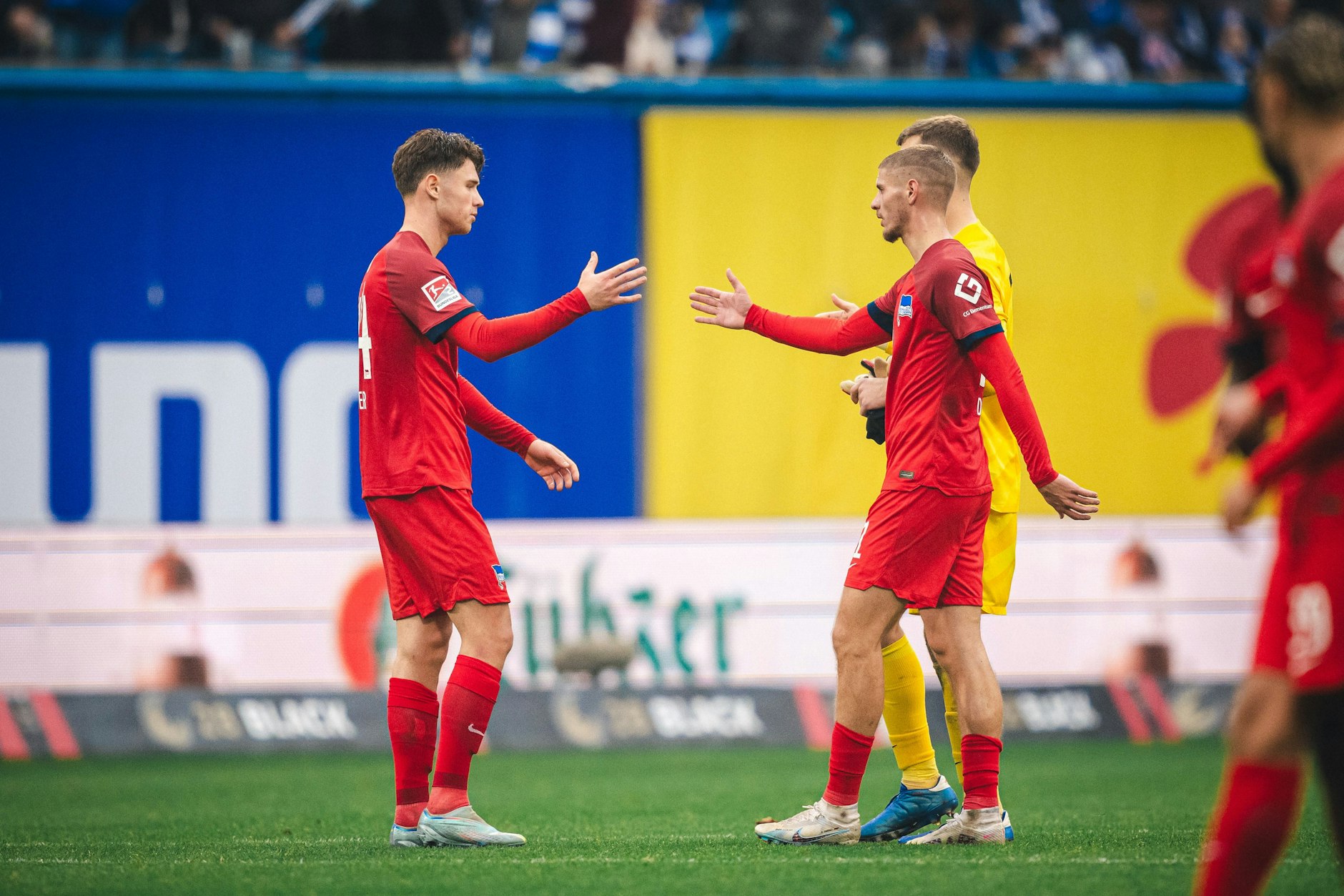 Herthas junges Abwehrduo: Linus Gechter und Marton Dardai klatschen sich nach dem 0:0 in Rostock ab. Guter Job, kein Gegentor.