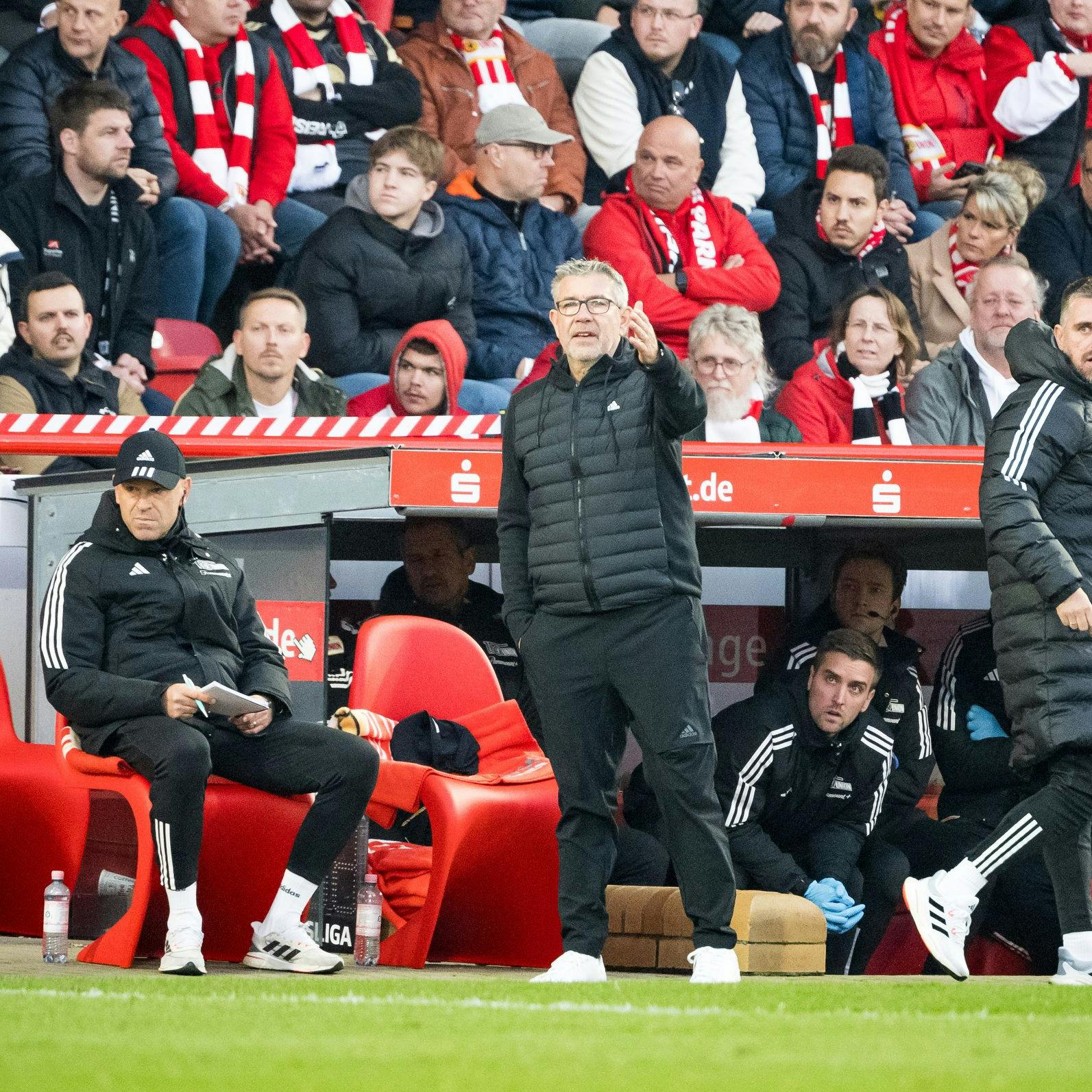 Trainer Urs Fischer gibt Anweisungen an seine Spieler.