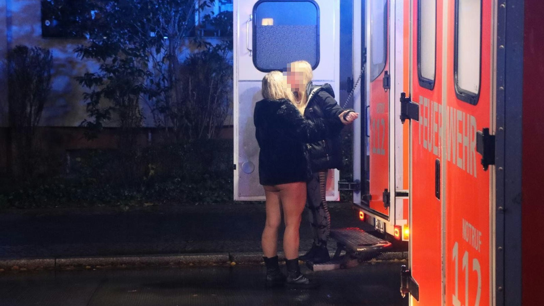 Die beiden jungen Frauen wurden in zwei Rettungswagen versorgt - blieben aber bei dem Crash unverletzt.