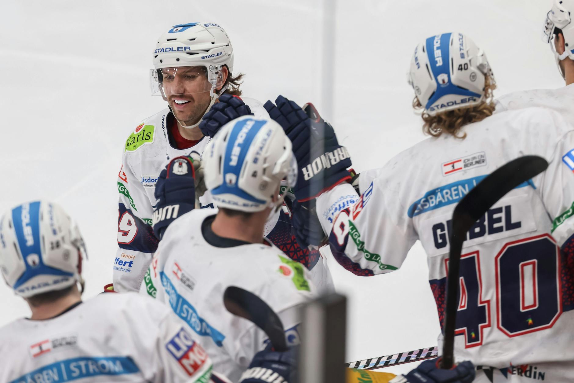 Der Torlos-Bann ist gebrochen, Eisbär Zach Boychuk lässt sich nach seinem 1:0 in Ingolstadt feiern.