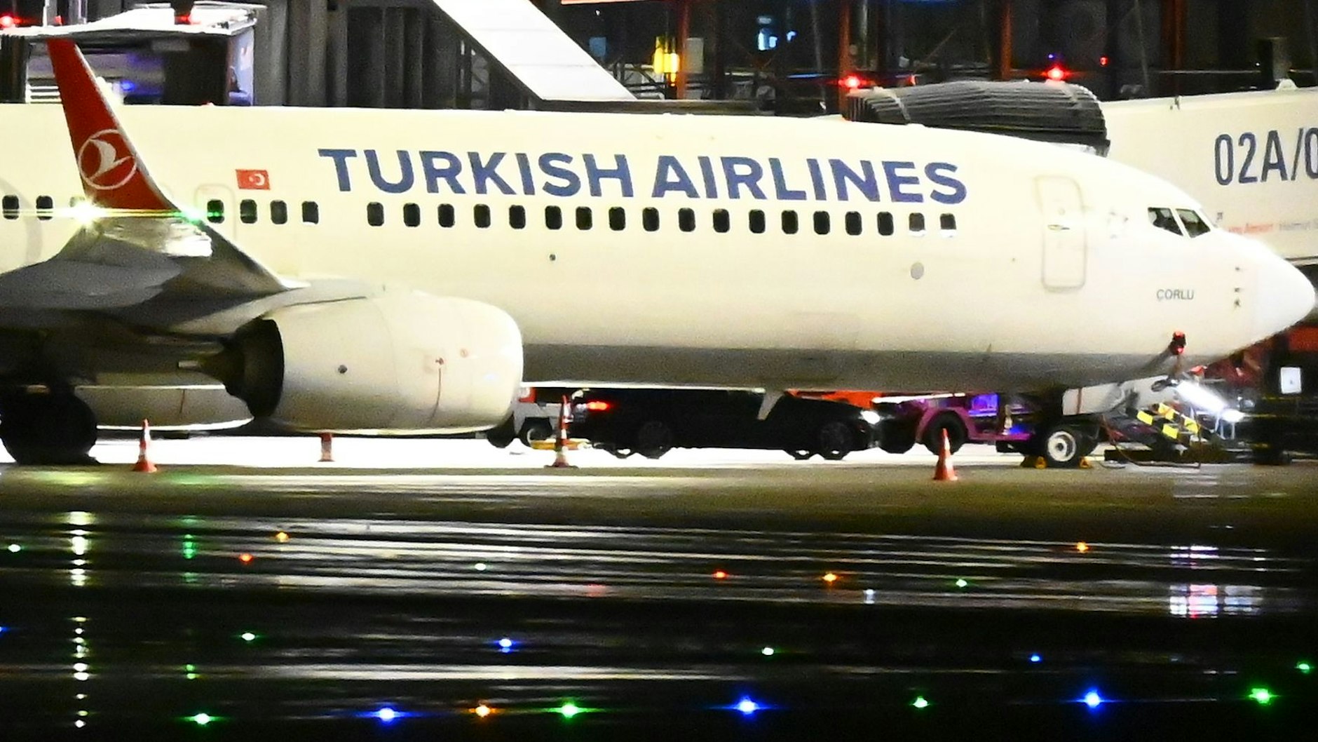 Der Täter stellte sein Auto unter einem Flieger von Turkish Airlines ab. Hier hält er das Kind gefangen.&nbsp;