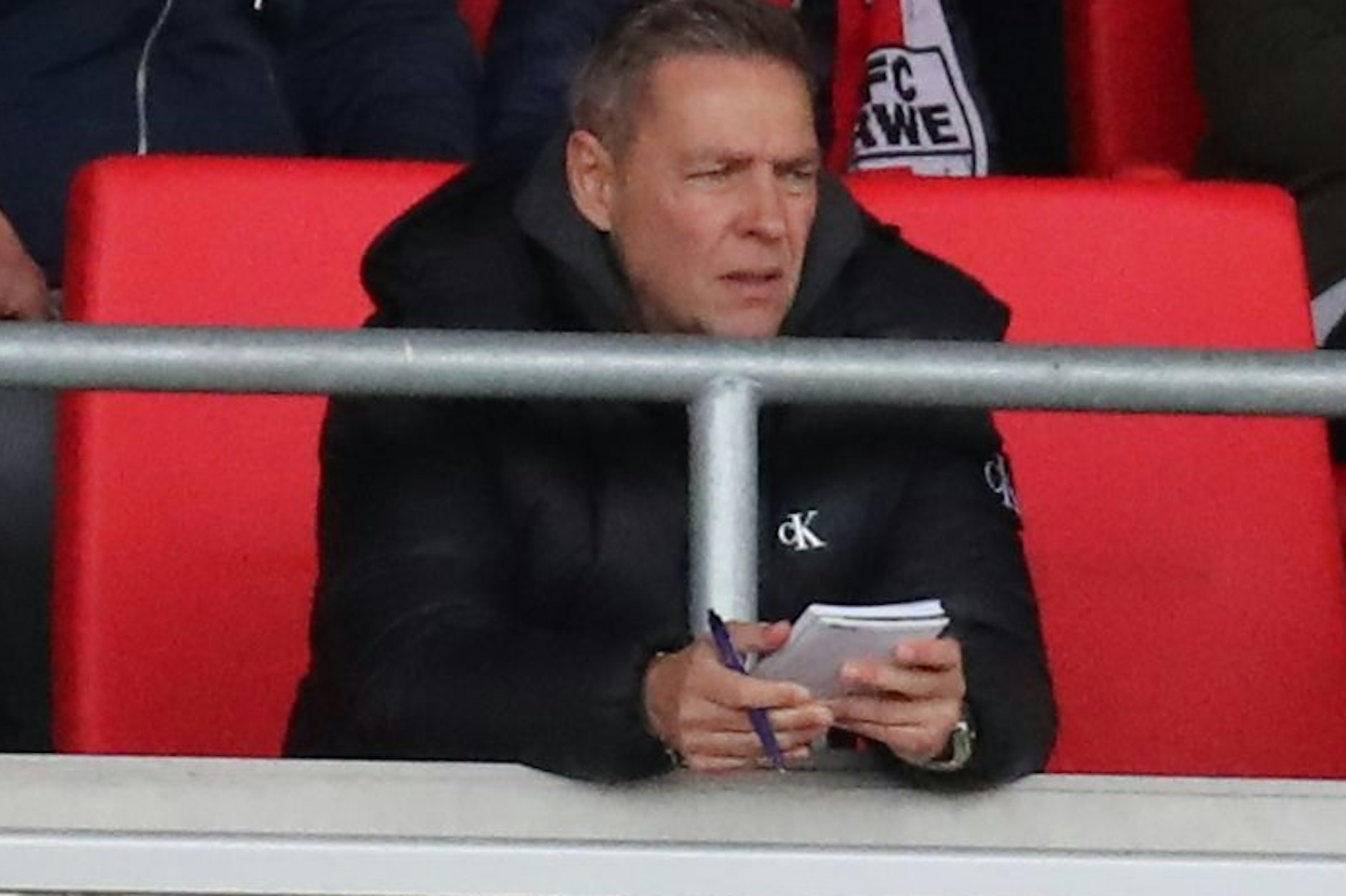 Dirk Kunert, der Trainer des BFC Dynamo, sieht von der Tribüne des Steigerwaldstadions aus beim 1:3 gegen Erfurt zu und macht sich fleißig Notizen.