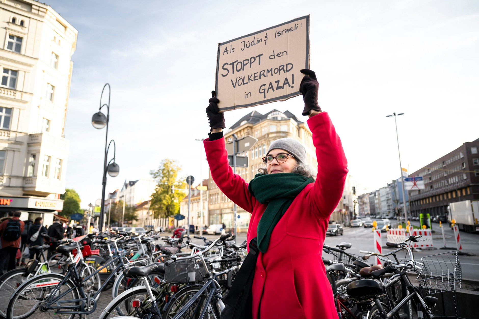 Eliana Ben David vom Verein Jüdische Stimme für einen gerechten Frieden in Nahost protestiert am 18. Oktober mit einem Plakat am Hermannplatz: „Als Jüdin & Israeli: Stoppt den Völkermord in Gaza!“