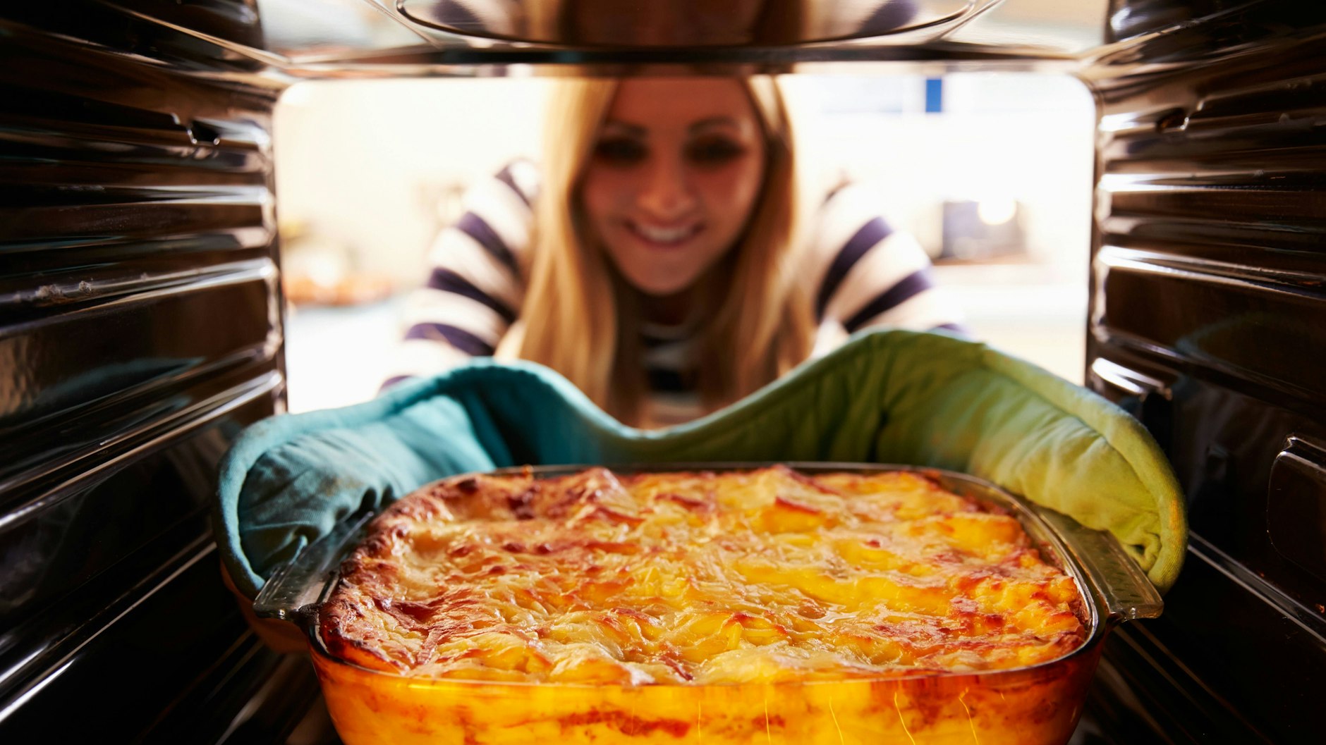 Das leckere Kartoffelgratin wird im Ofen mit Käse überbacken - probieren Sie das Rezept unbedingt aus!